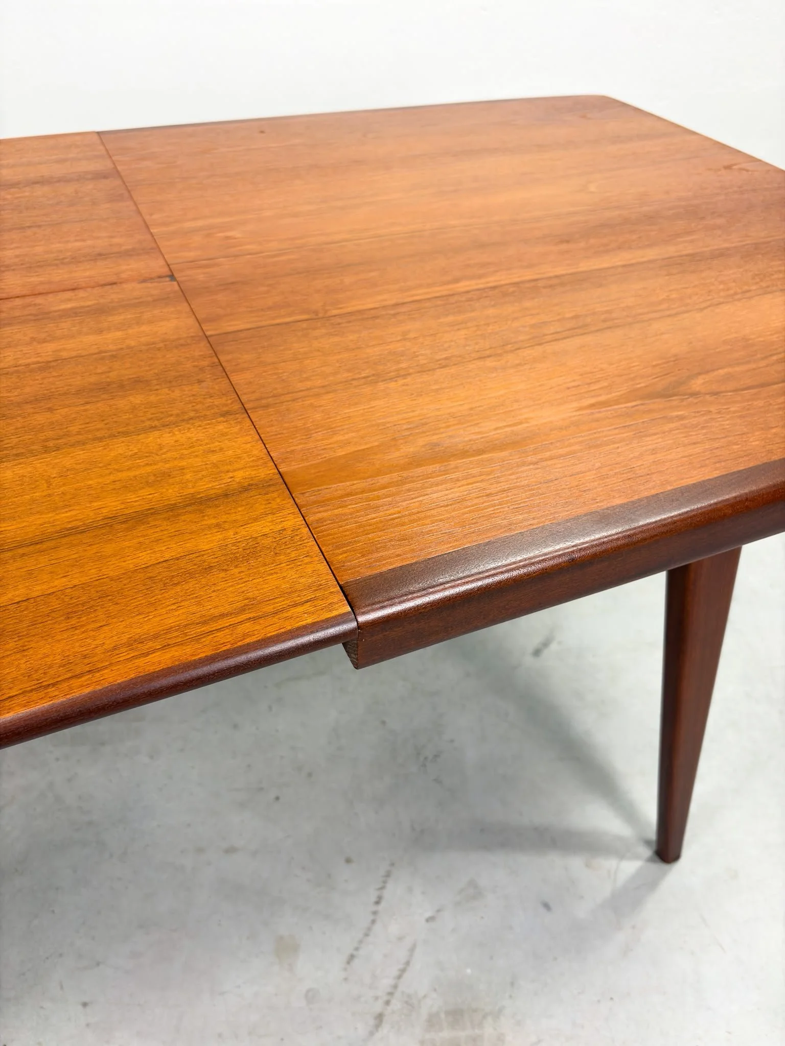 'Milaan' Eetkamertafel van Louis van Teeffelen voor Wébé (9).jpeg
