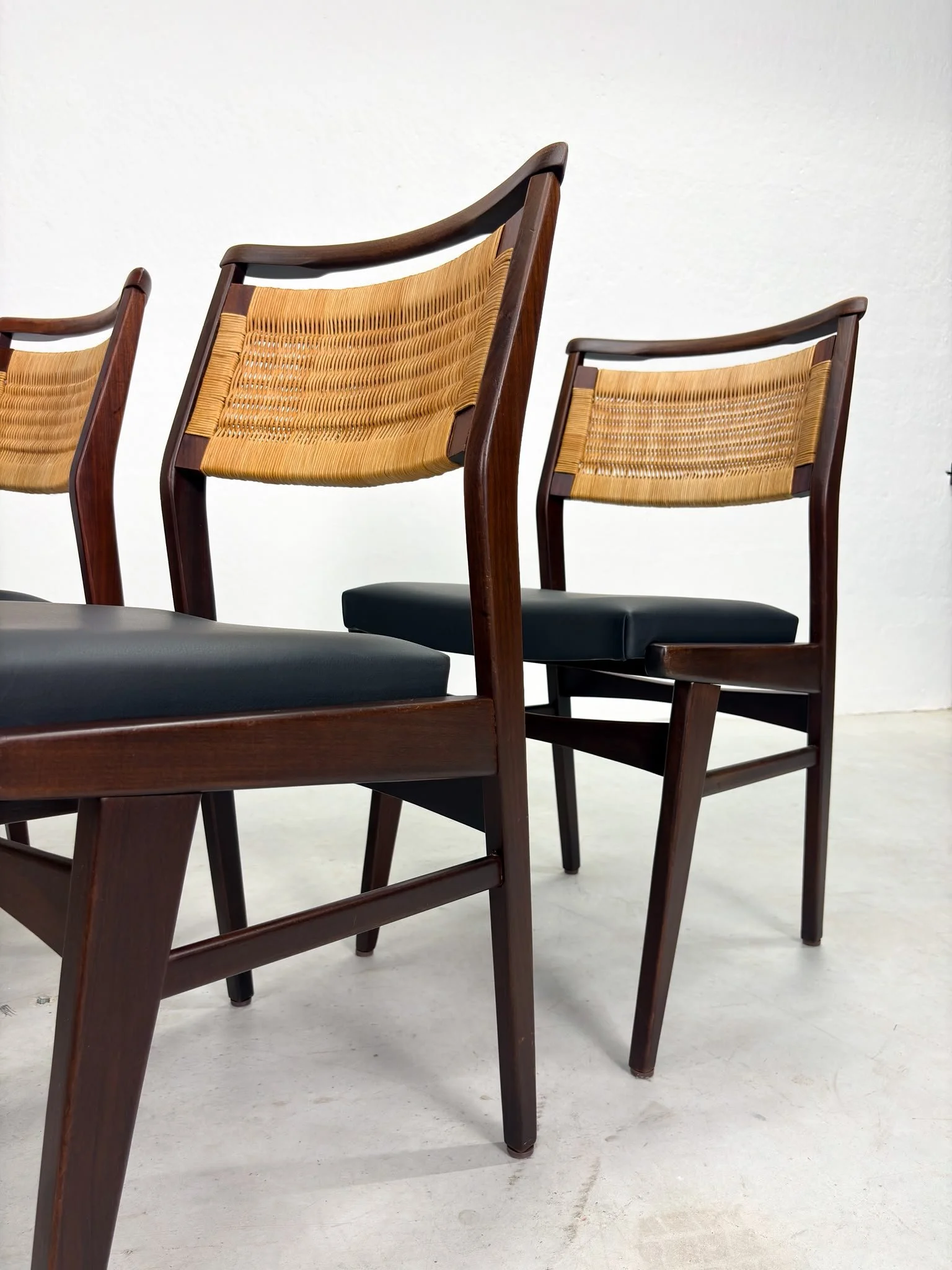 Mid-century Eetkamerstoelen met Rieten Rugleuning (3).jpeg