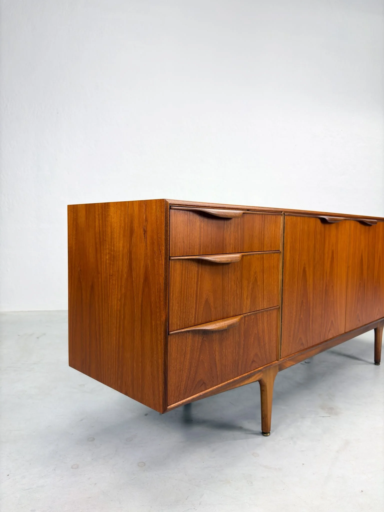 'Dunvegan' Sideboard van Tom Robertson voor McIntosh (11).jpeg