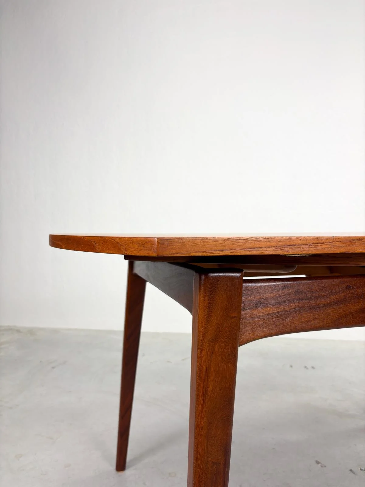 Uitschuifbare Ronde Eetkamertafel van Louis van Teeffelen (2).jpeg