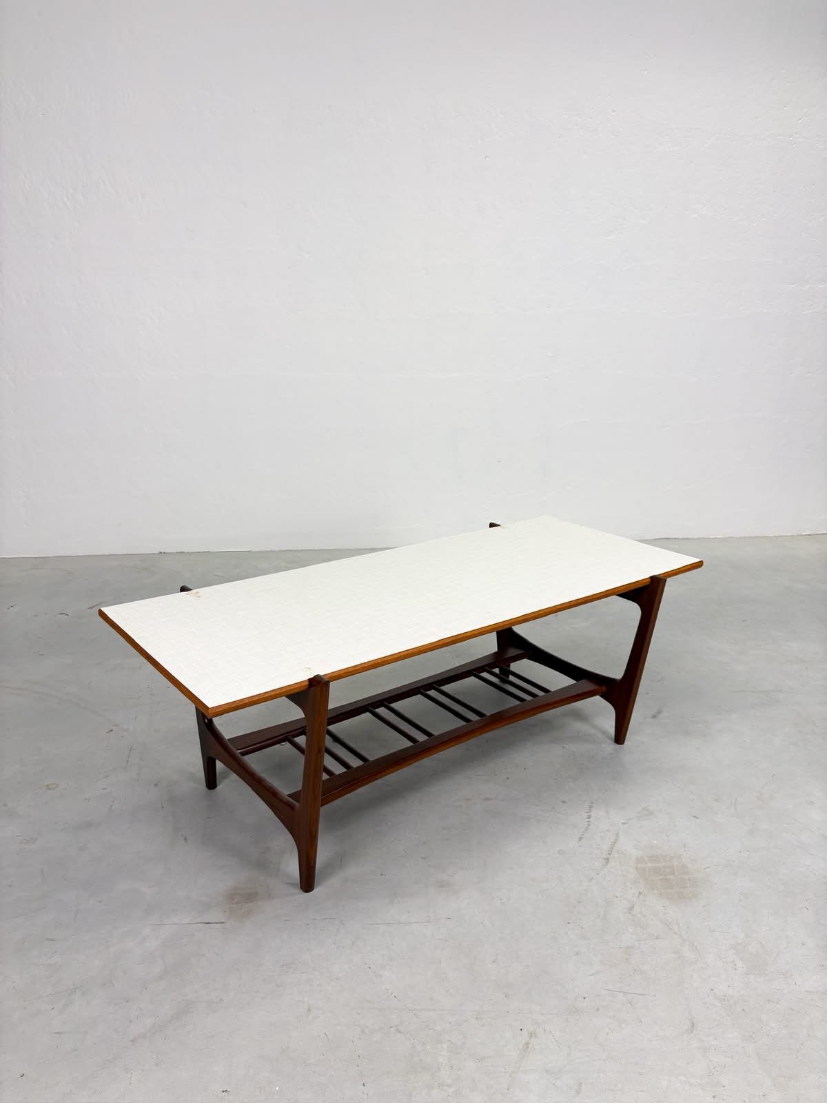 Vintage Teak Salontafel met Lectuurrek (9).jpeg