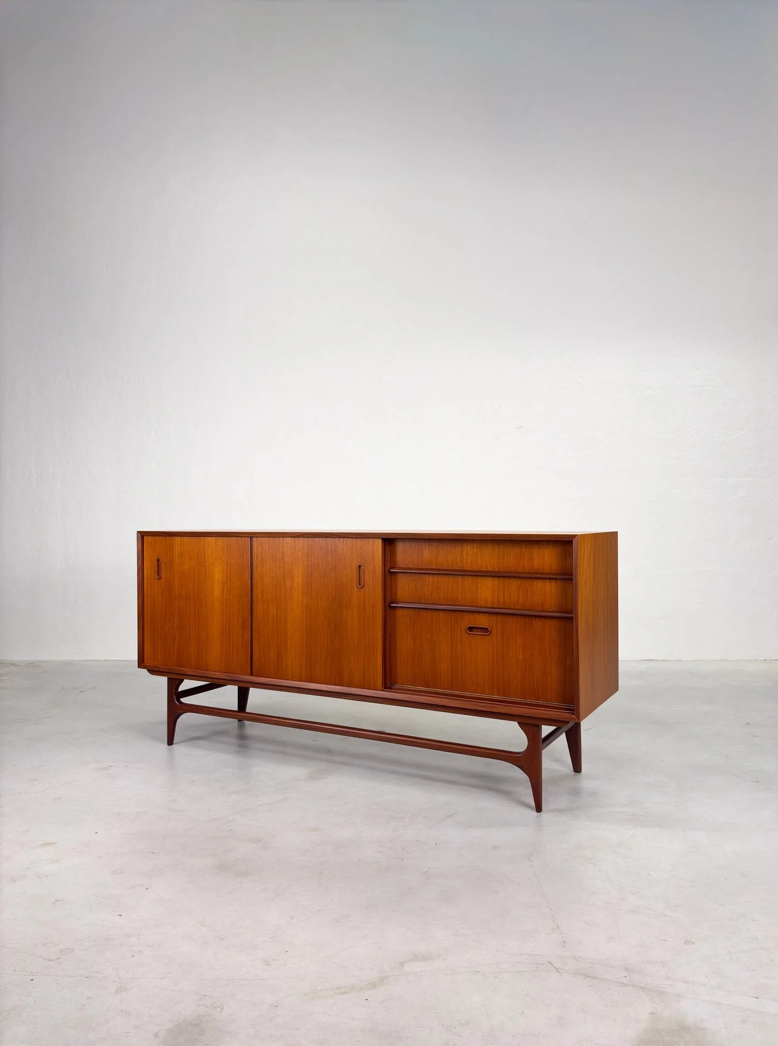 Mid-century Dressoir van Teakhout