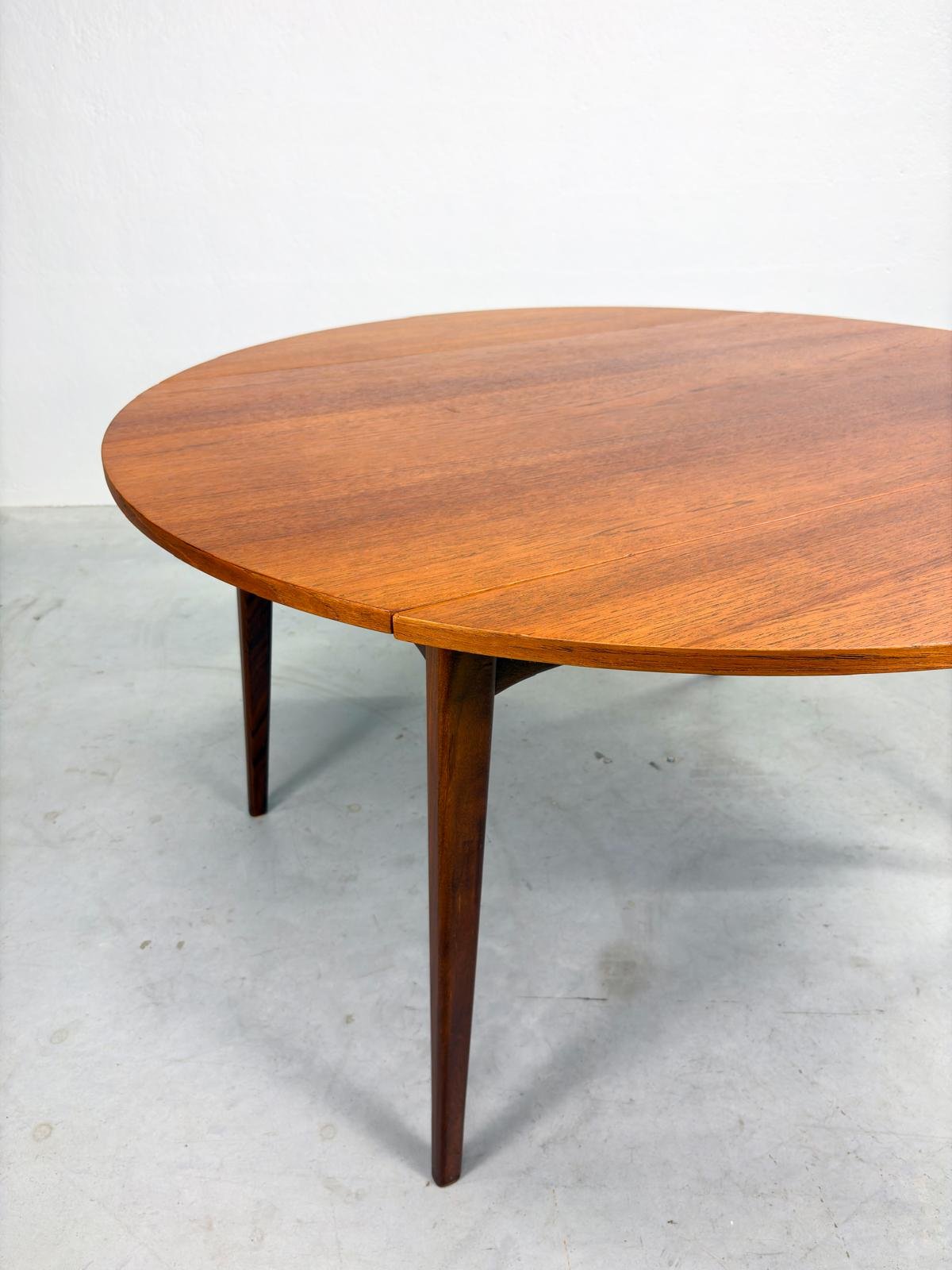 Uitschuifbare Ronde Eetkamertafel van Louis van Teeffelen.jpeg