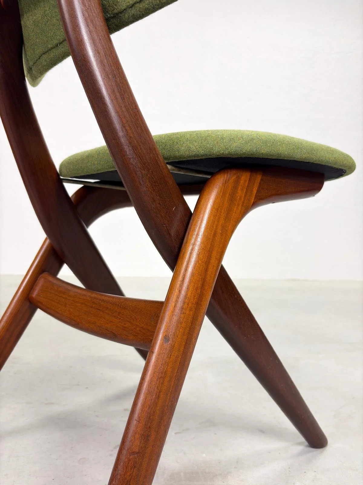 Set 'Scissor' Eetkamerstoelen van Louis van Teeffelen (9).jpeg