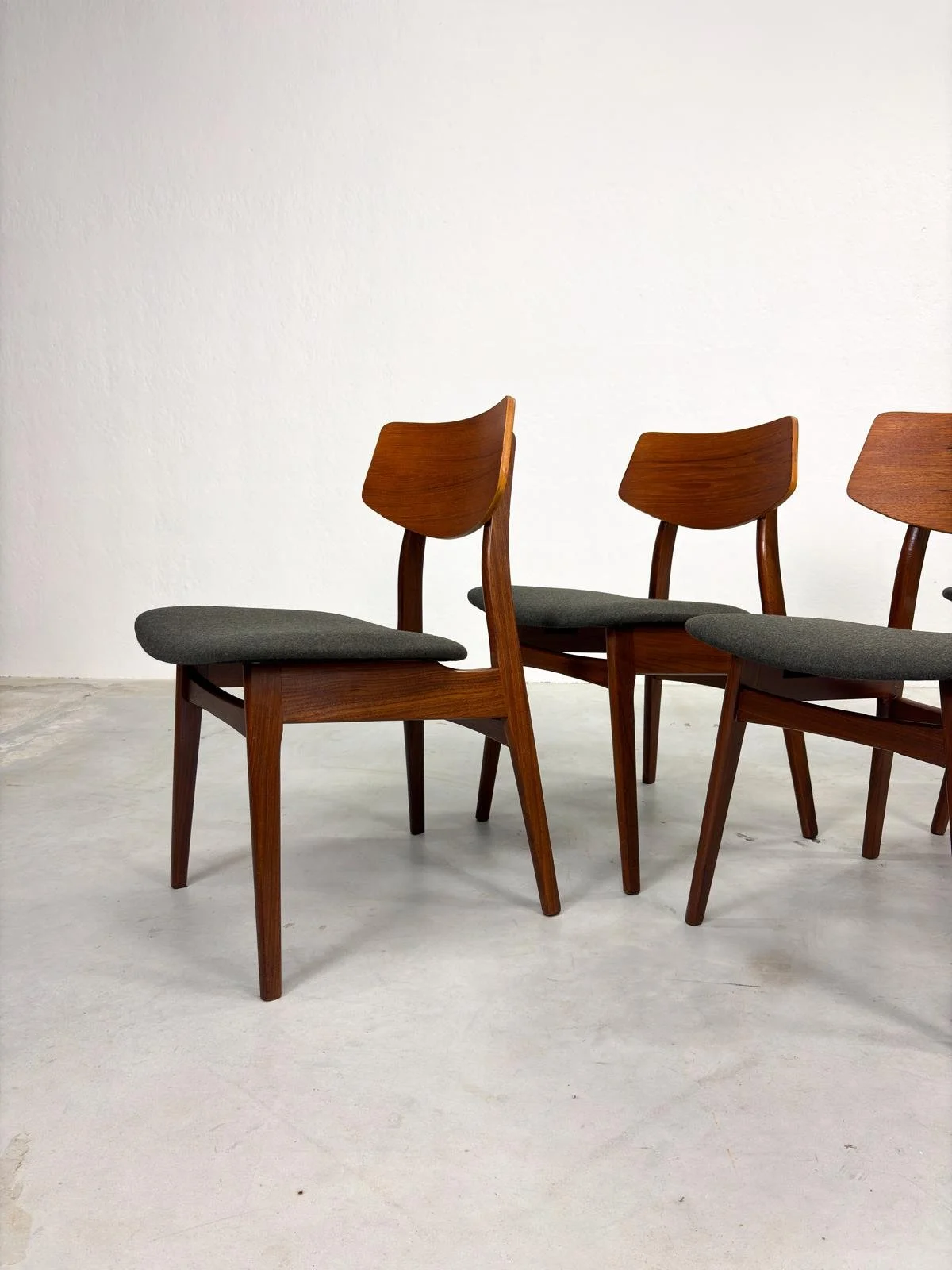 Set Mid-Century Eetkamerstoelen van Teakhout (20).jpeg
