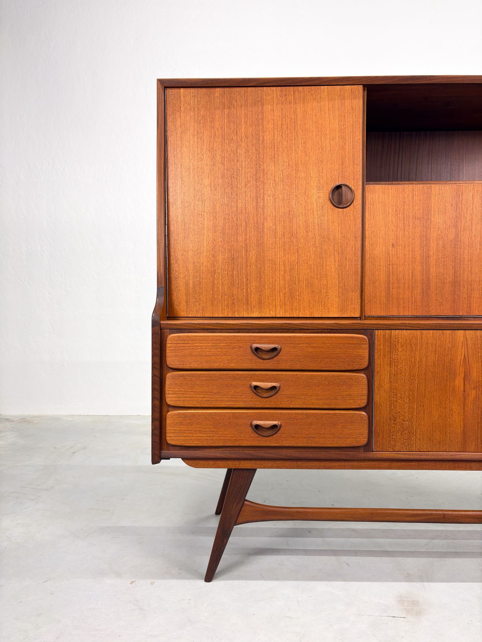 Dressoir van Louis van Teeffelen voor Wébé (1).jpeg