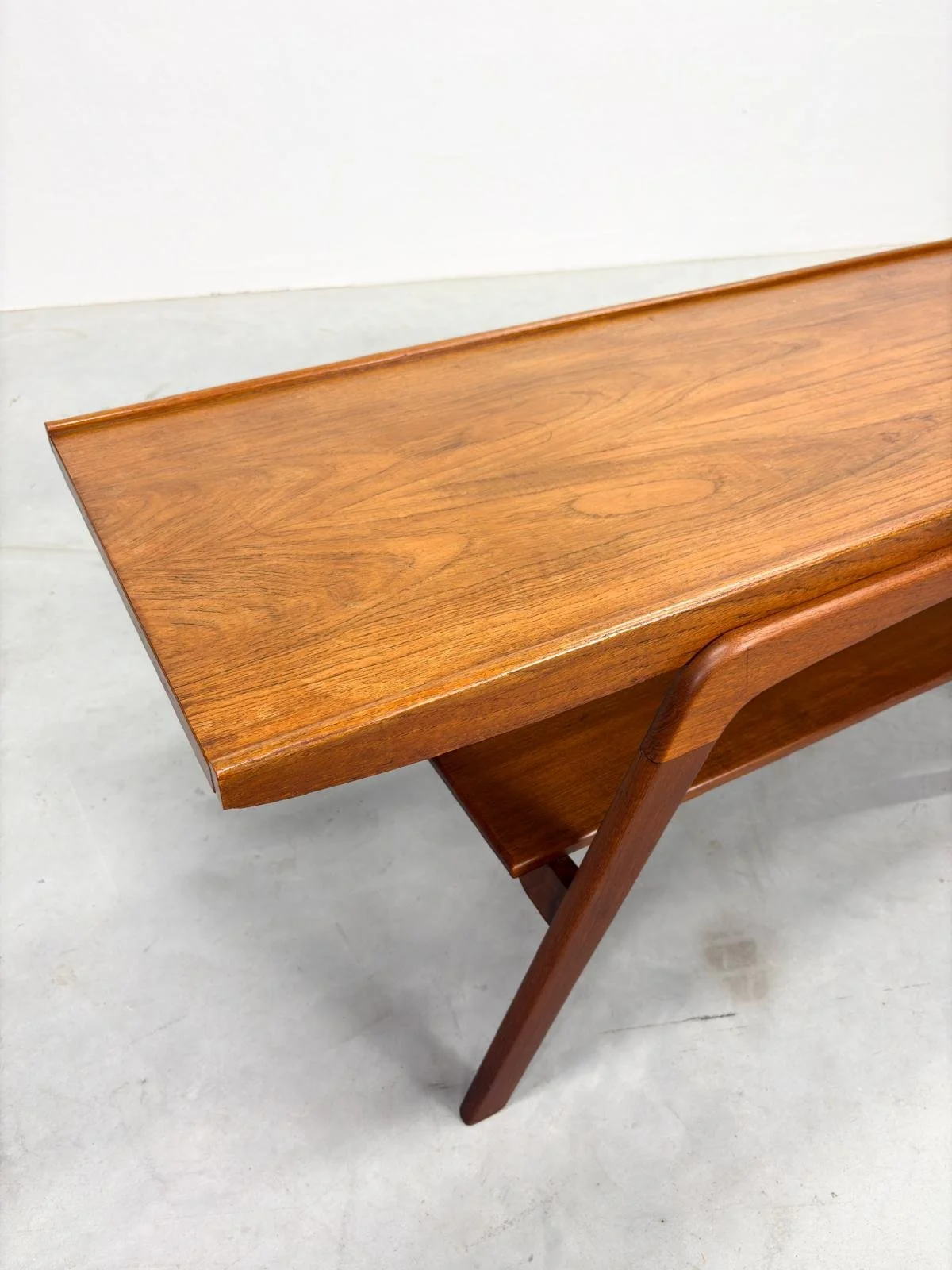 Mid-century Salontafel met Lectuurrek in Teak (5).jpeg