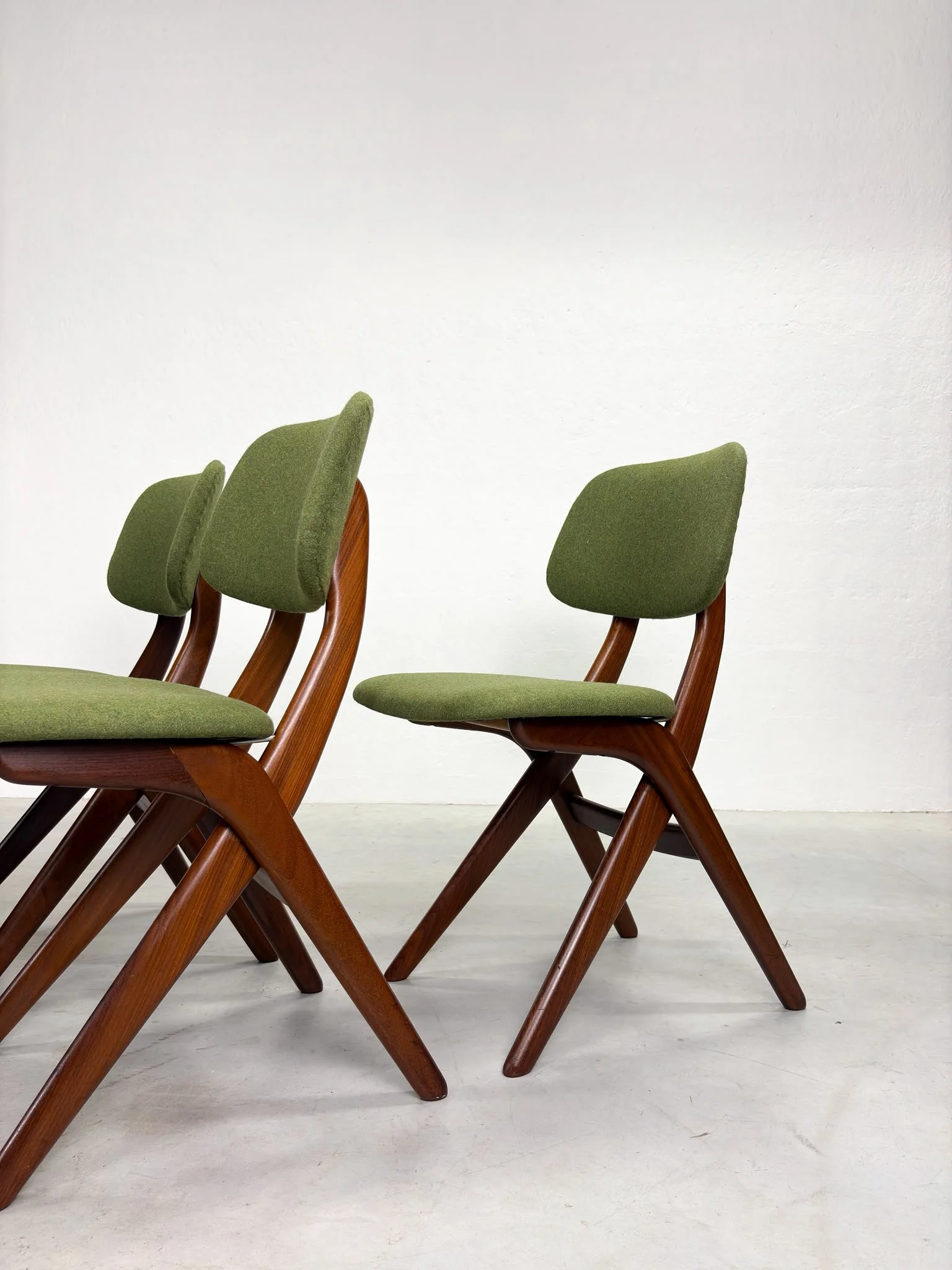 Set 'Scissor' Eetkamerstoelen van Louis van Teeffelen (1).jpeg