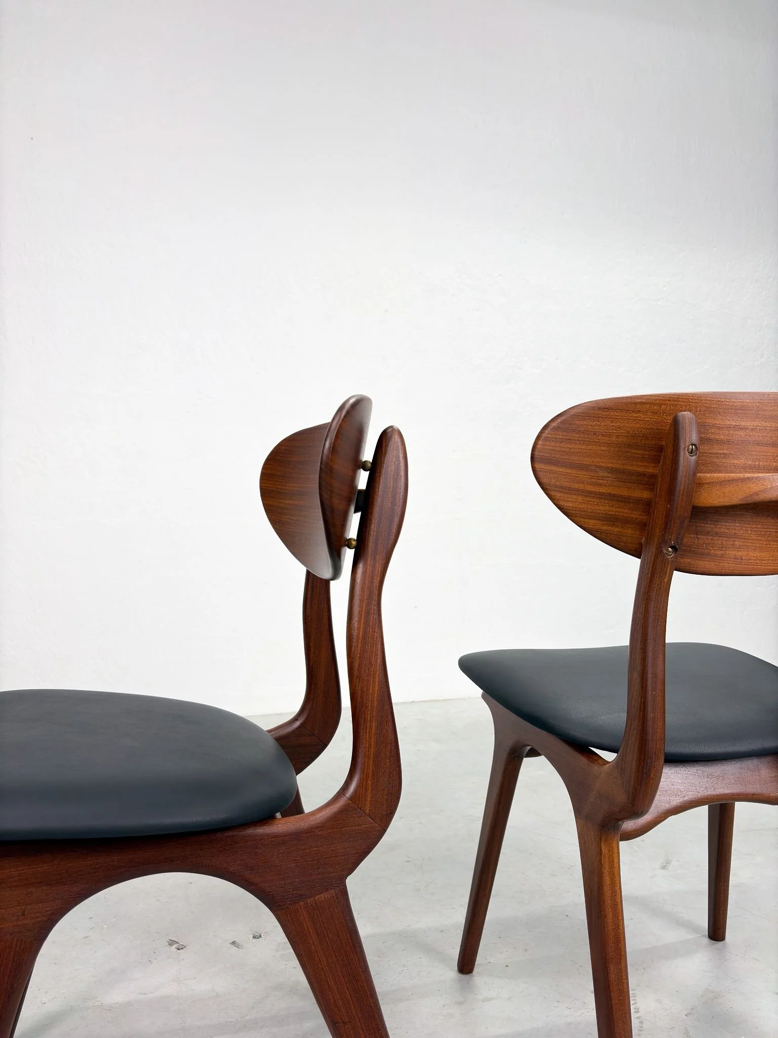 Set 'Snavel' Eetkamerstoelen van Louis van Teeffelen (5).jpeg
