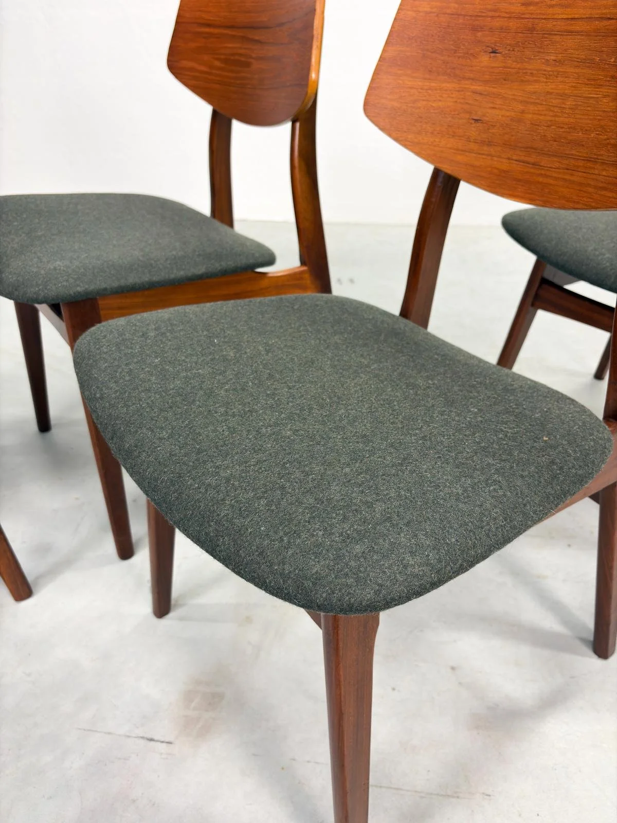 Set Mid-Century Eetkamerstoelen van Teakhout (14).jpeg