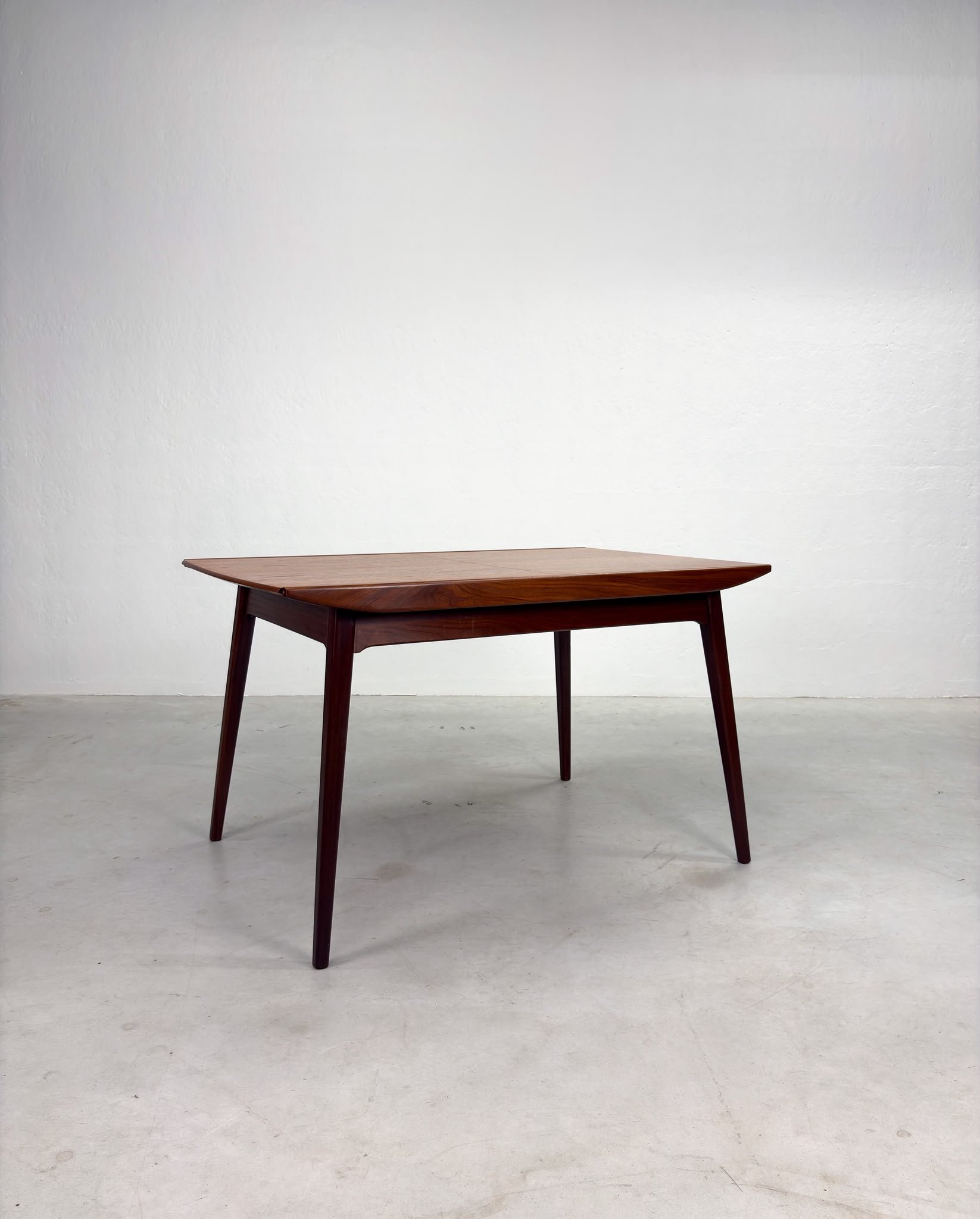 'Milaan' Eettafel van Louis van Teeffelen.jpeg