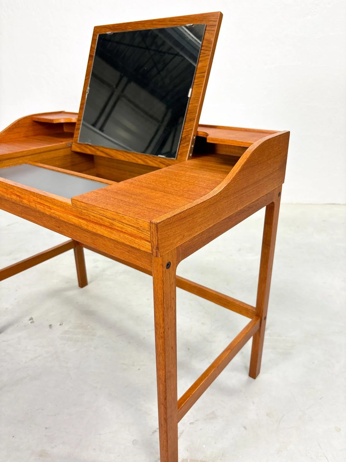 Mid-Century Teakhouten Kaptafel in Deens Design (1).jpeg