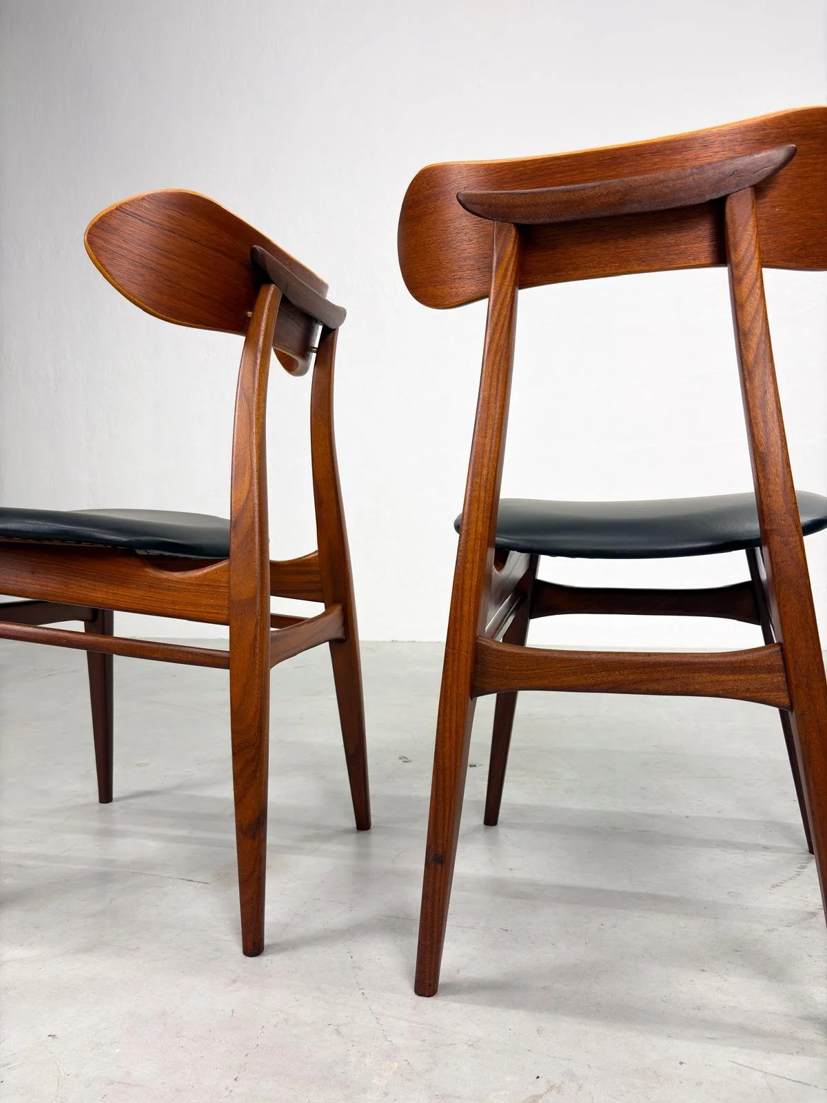Set 'Kastrup' Eetkamerstoelen van Louis van Teeffelen (4).jpeg