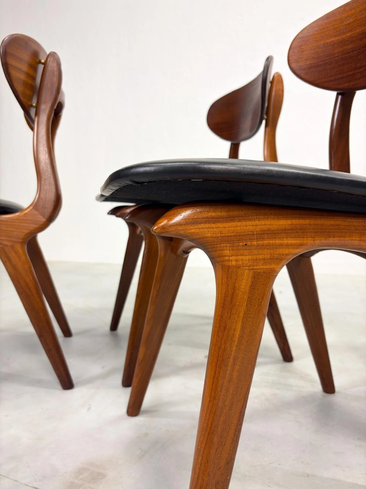 Set Eetkamerstoelen 'Snavel' van Louis van Teeffelen (1).jpeg