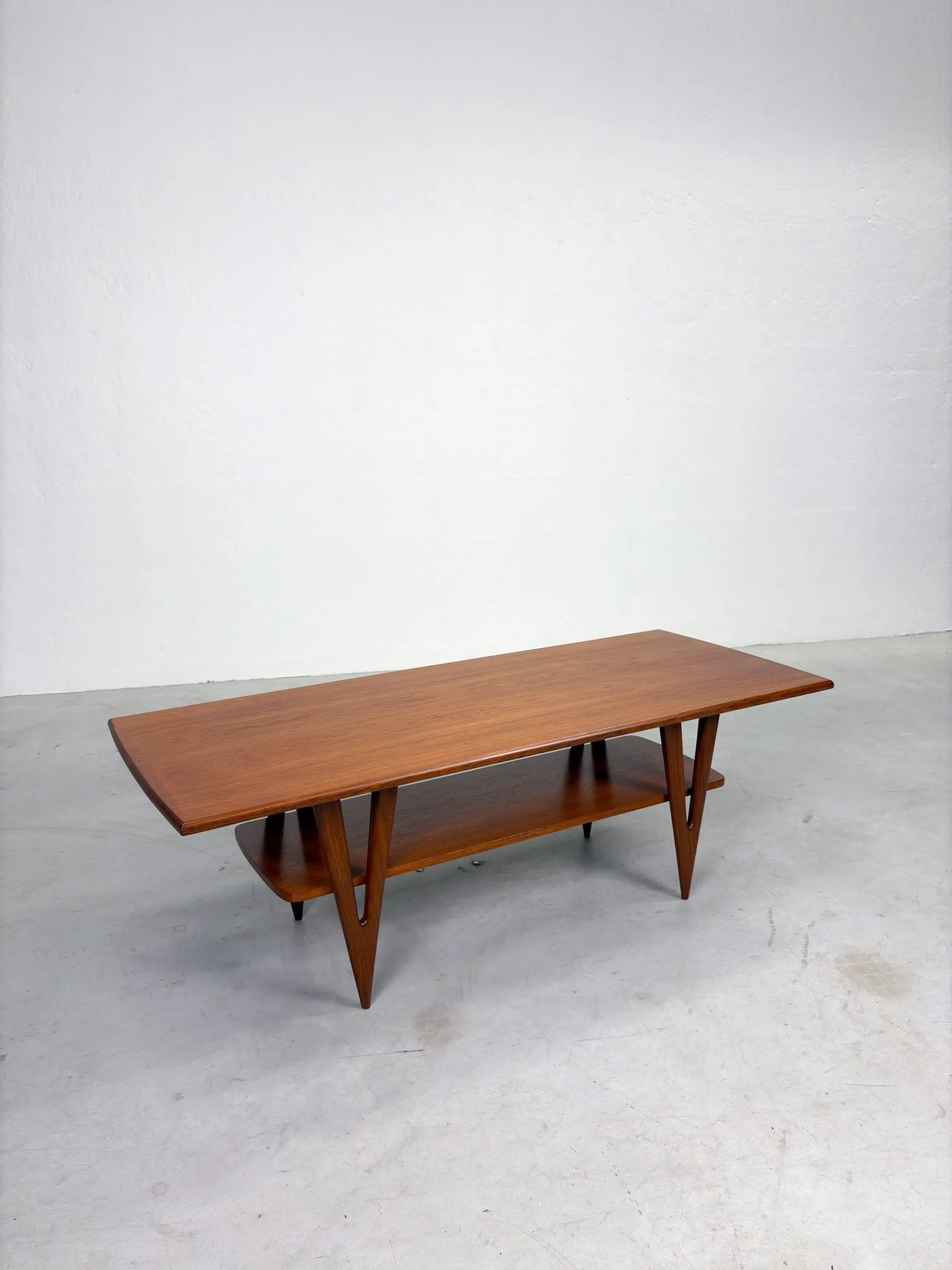 Salontafel 'Nr. 10' van Louis van Teeffelen voor Wébé (11).jpeg