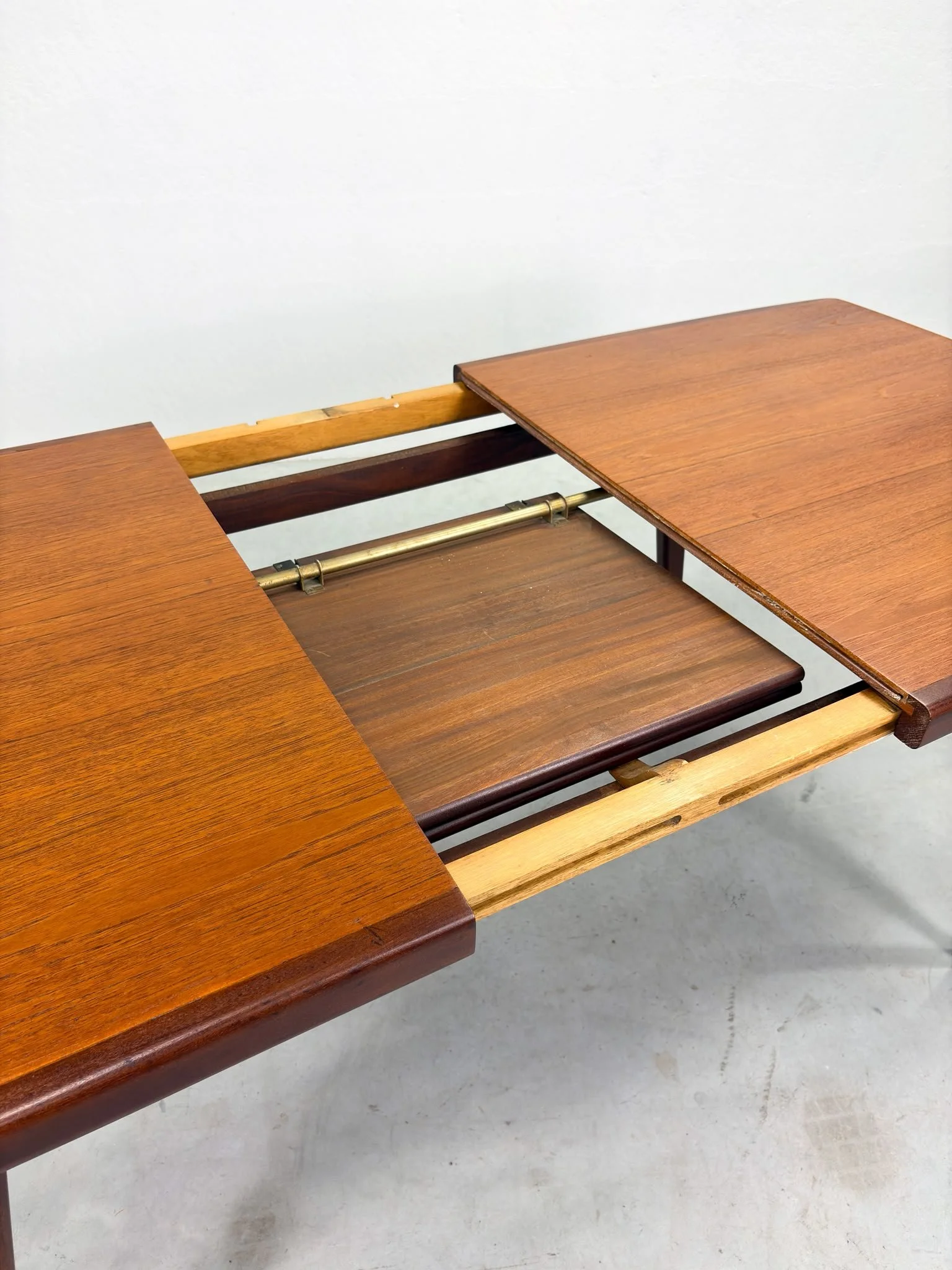 'Milaan' Eetkamertafel van Louis van Teeffelen voor Wébé (6).jpeg