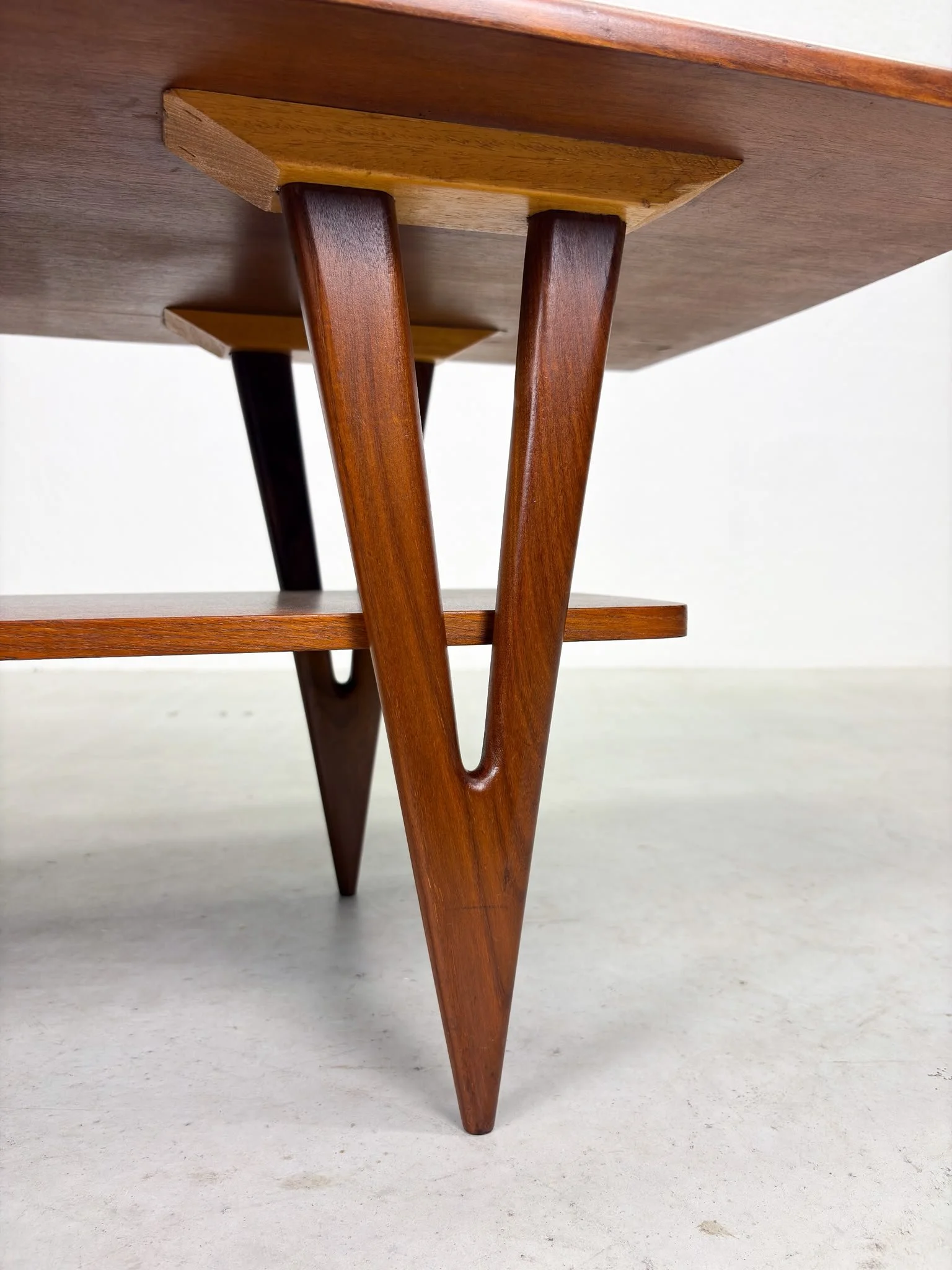 Salontafel 'Nr. 10' van Louis van Teeffelen voor Wébé (9).jpeg