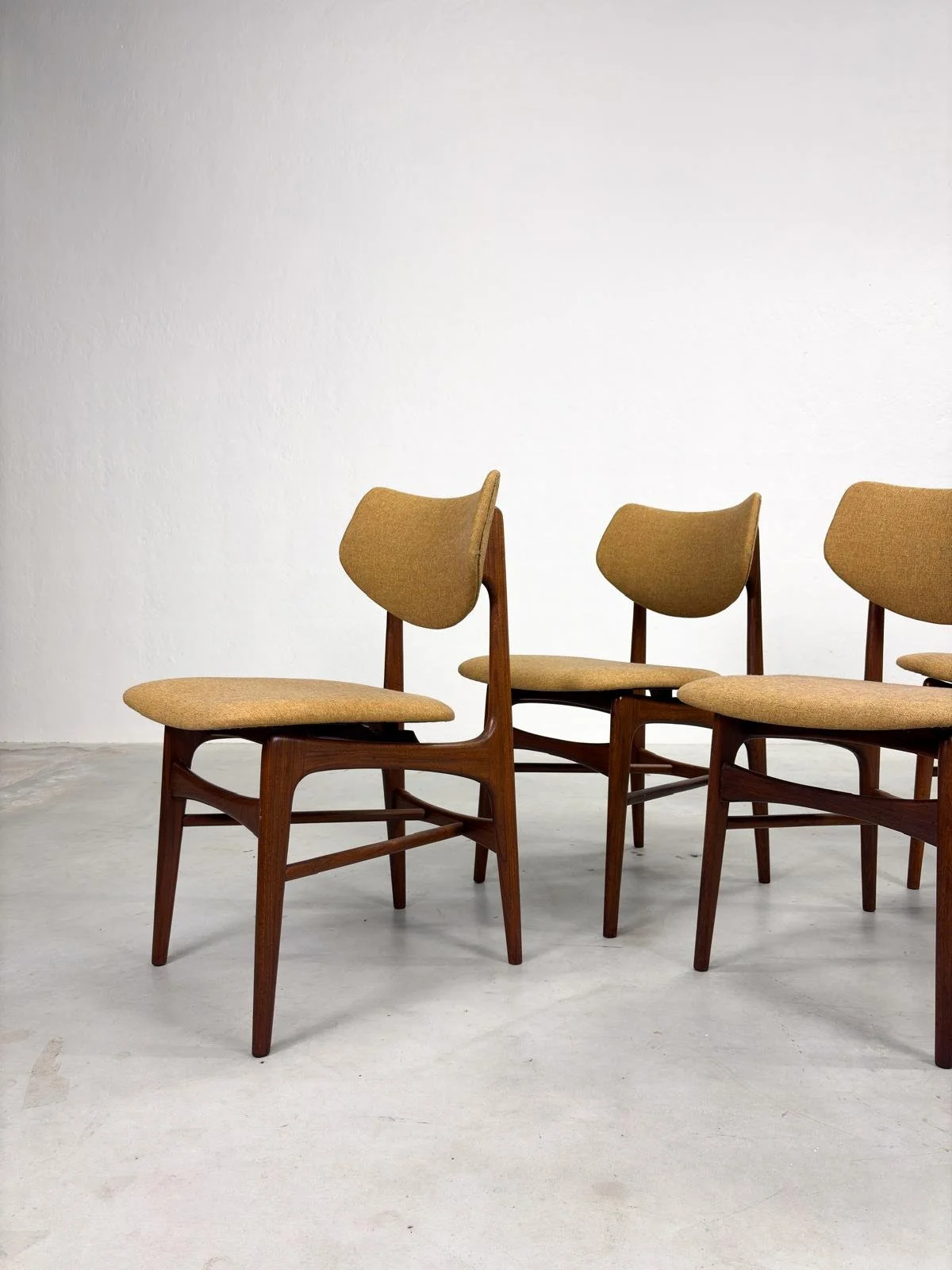 Set 'Hamar' Eetkamerstoelen van Louis van Teeffelen (1).jpeg