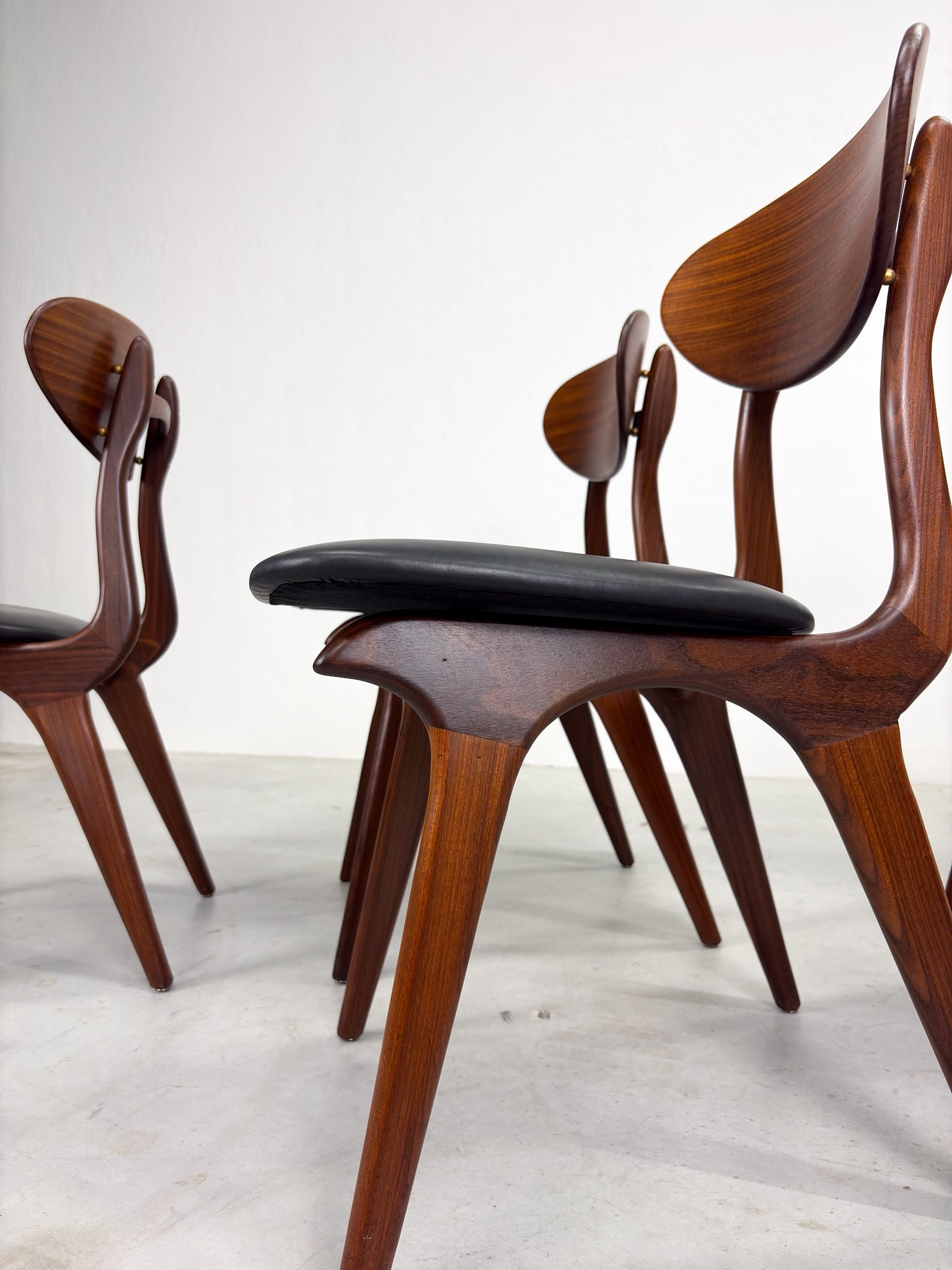 Set 'Snavel' Eetkamerstoelen van Louis van Teeffelen (7).jpeg