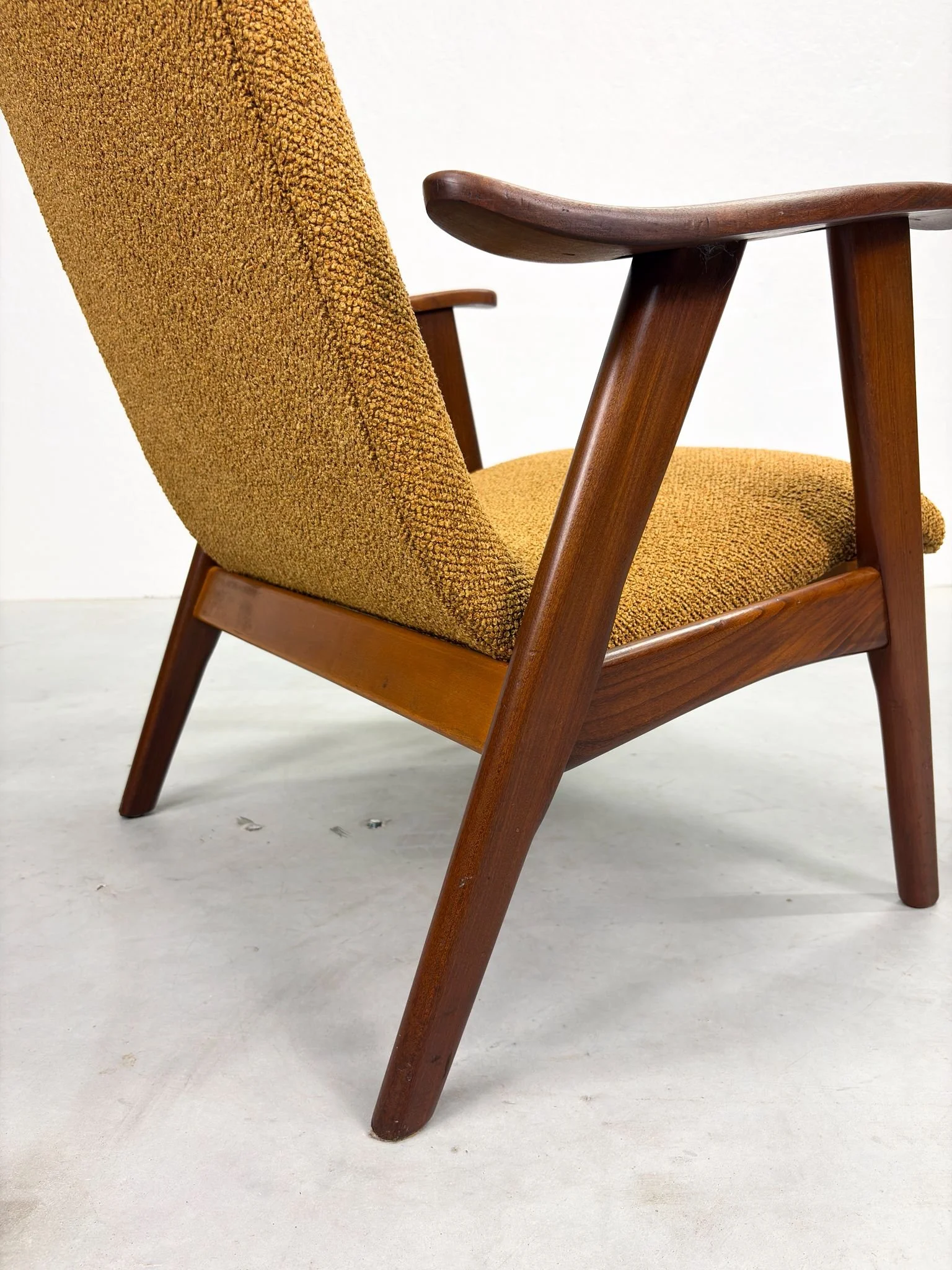 Okergele Fauteuil Louis van Teeffelen (4).jpeg