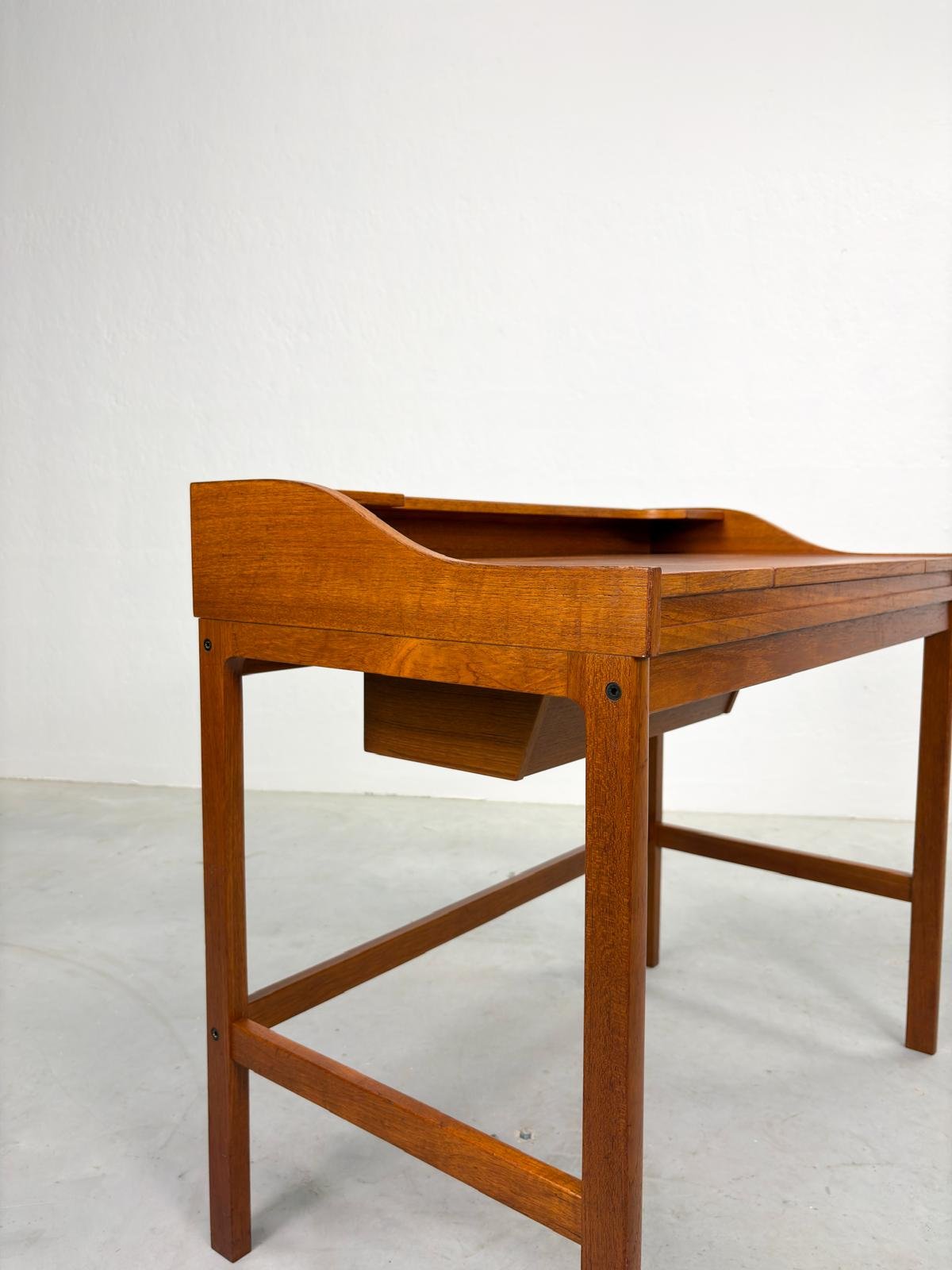 Mid-Century Teakhouten Kaptafel in Deens Design (8).jpeg