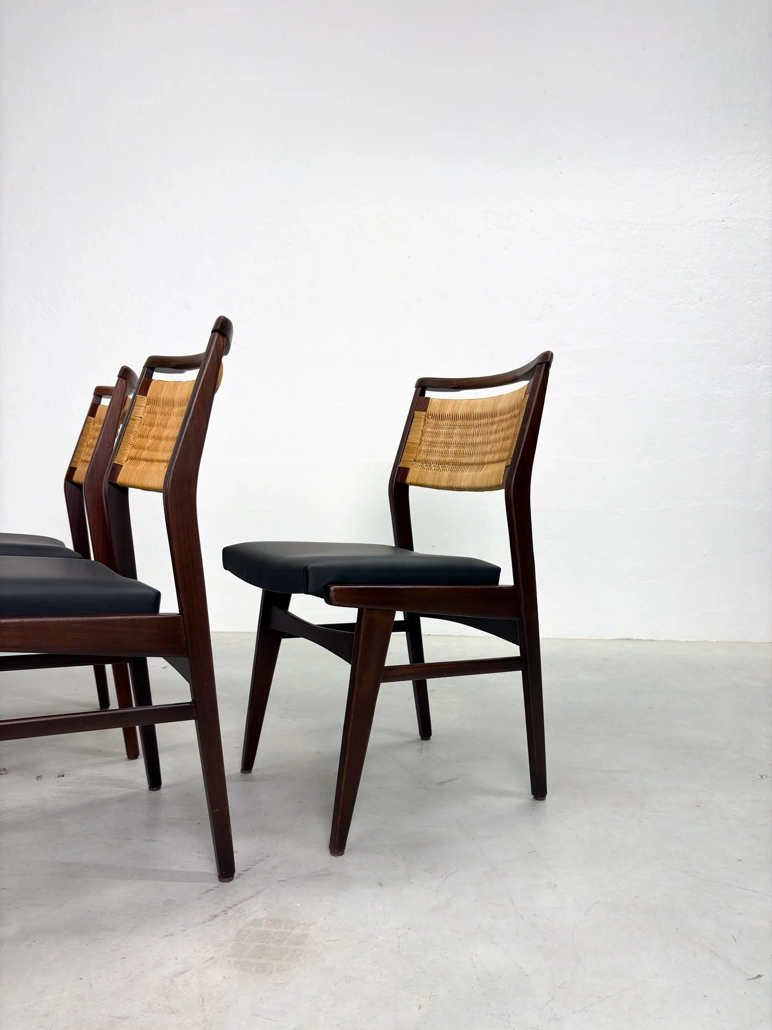 Mid-century Eetkamerstoelen met Rieten Rugleuning (11).jpeg
