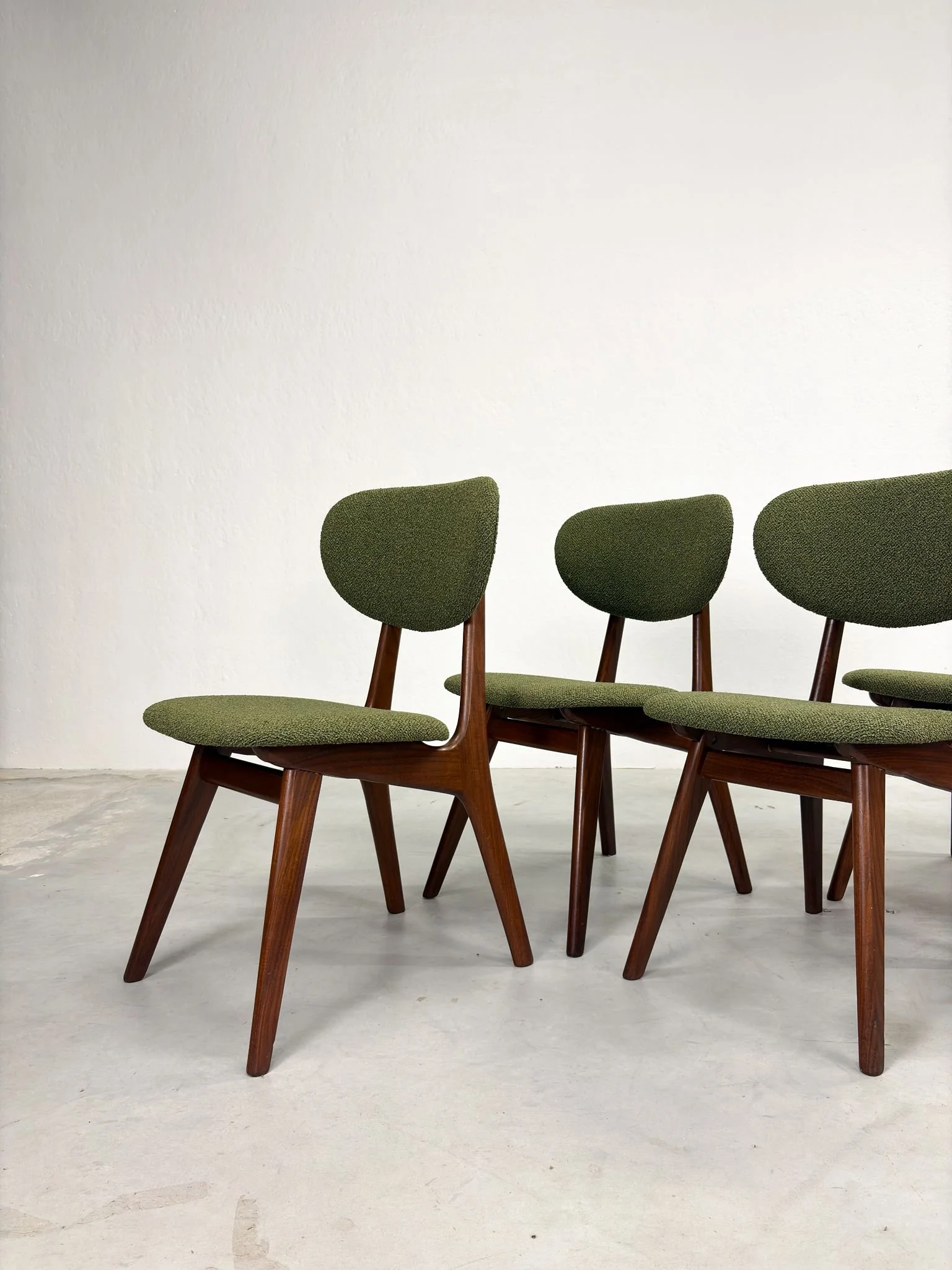 Set Eetkamerstoelen van Louis van Teeffelen voor AwA (7).jpeg