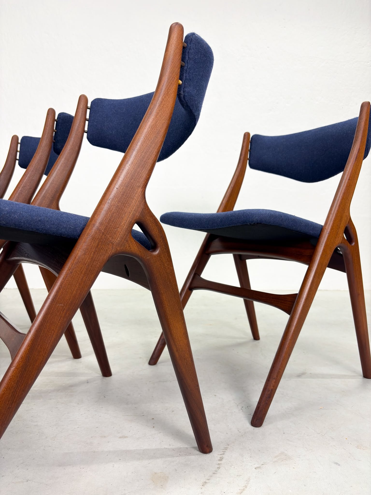 Set 'Aska' Eetkamerstoelen van Louis van Teeffelen voor Wébé (6).jpeg