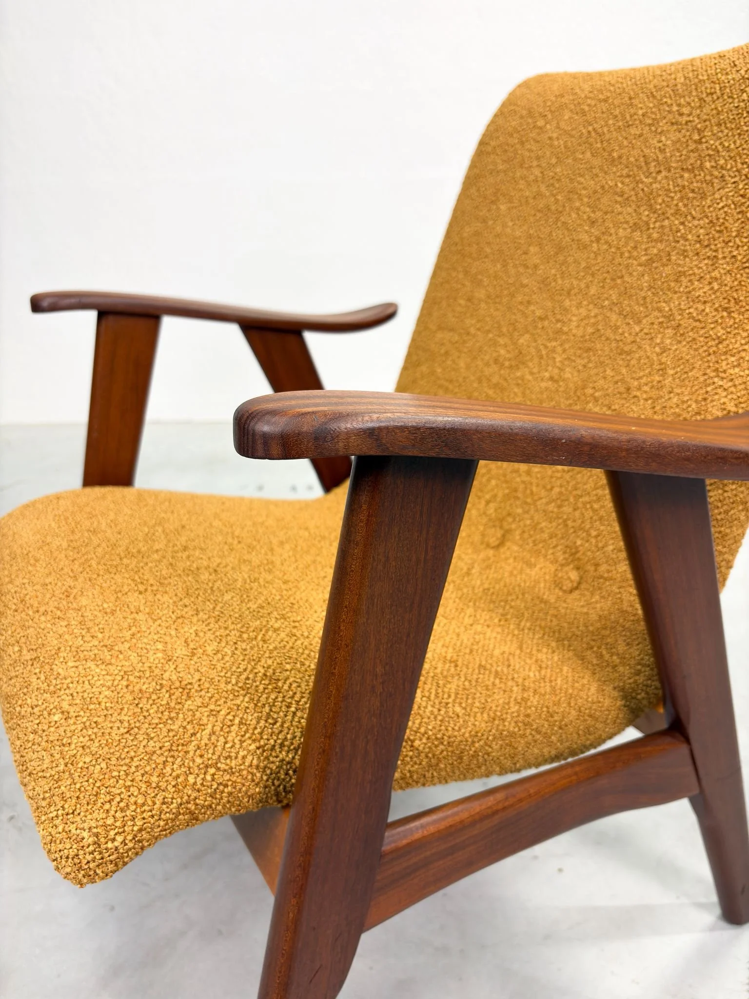 Okergele Fauteuil Louis van Teeffelen (14).jpeg