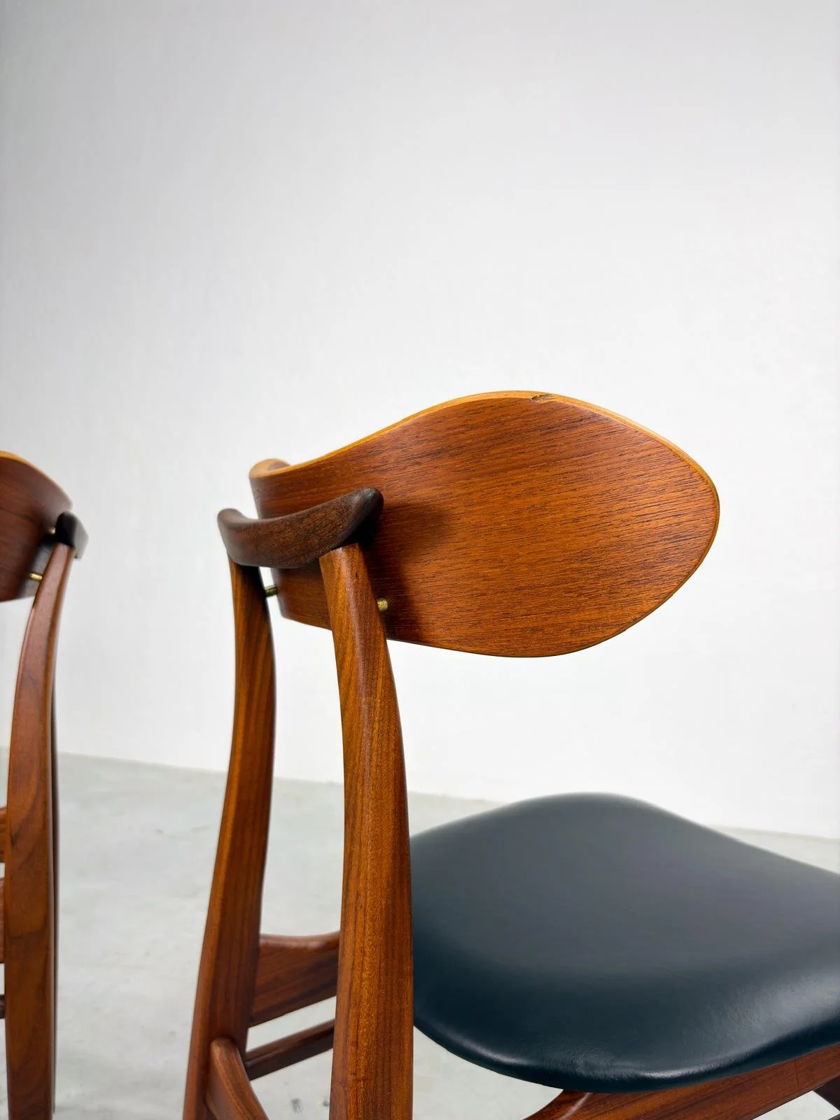 Set 'Kastrup' Eetkamerstoelen van Louis van Teeffelen (9).jpeg