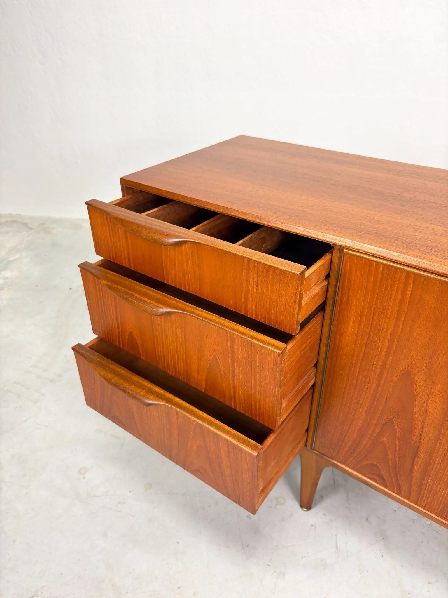 'Dunvegan' Sideboard van Tom Robertson voor McIntosh (1).jpeg