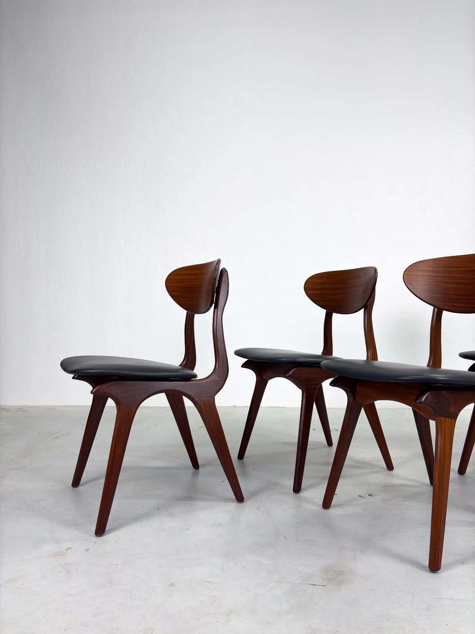 Set 'Snavel' Eetkamerstoelen van Louis van Teeffelen (15).jpeg