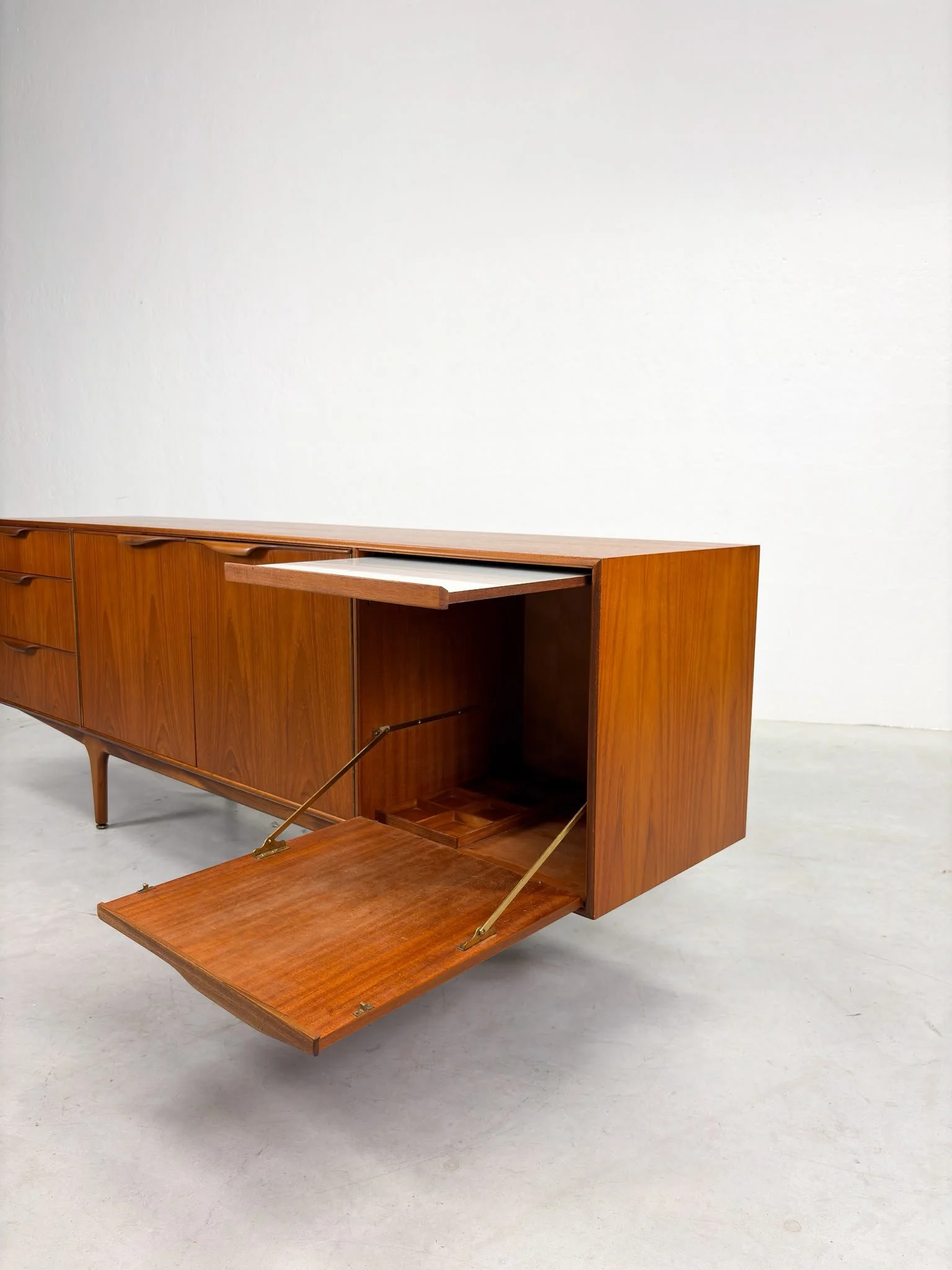 'Dunvegan' Sideboard van Tom Robertson voor McIntosh (4).jpeg