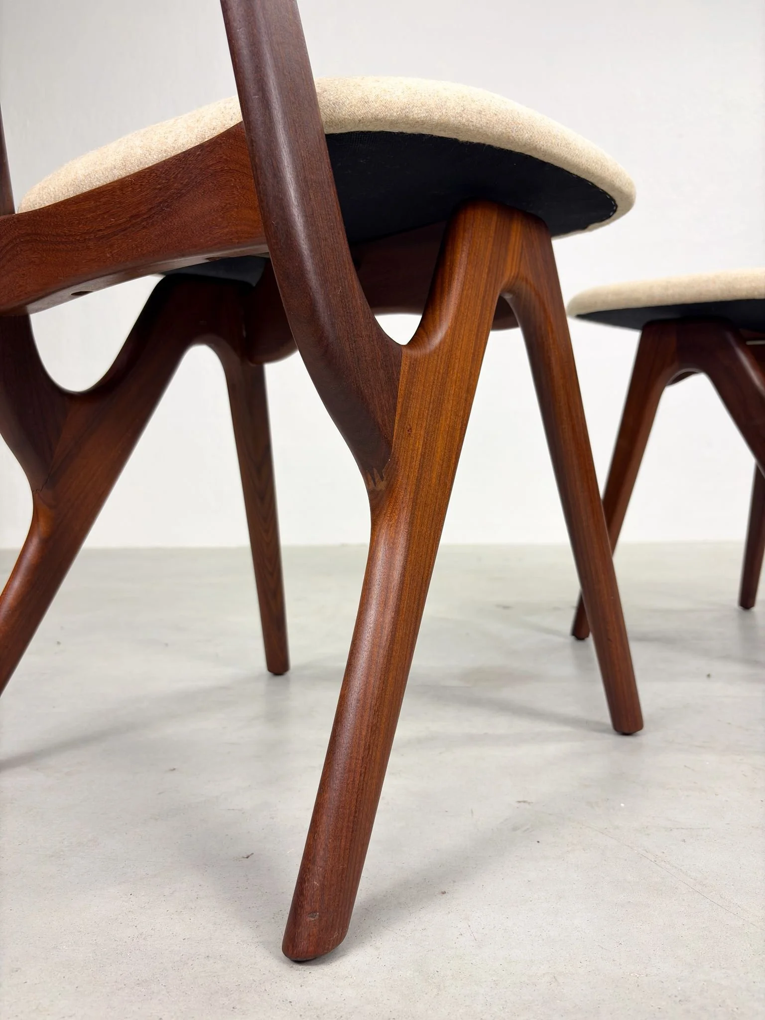 Set Mid-Century Eetkamerstoelen van AwA.jpeg