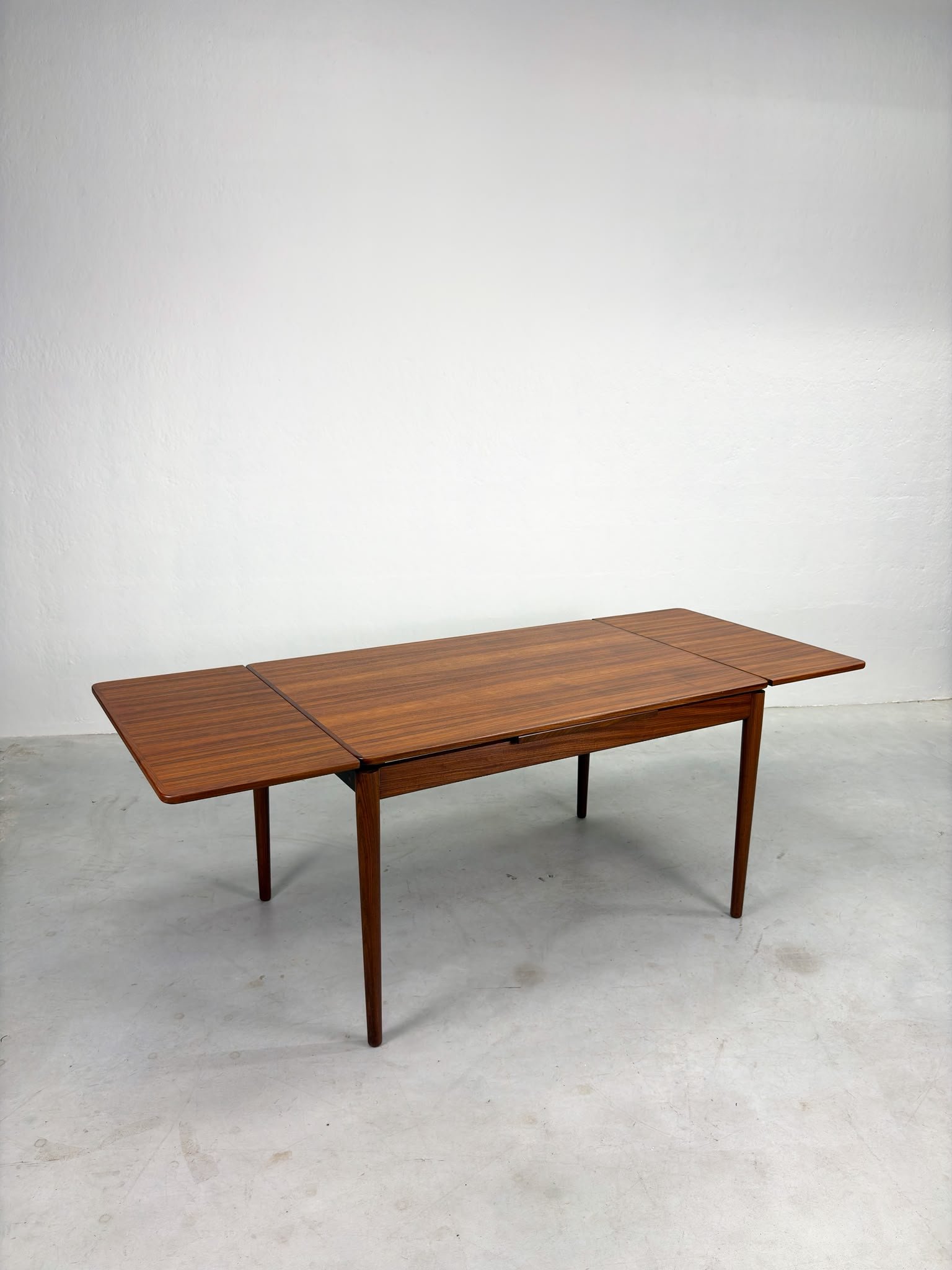 'TT23' Eetkamertafel van Cees Braakman voor Pastoe (2).jpeg