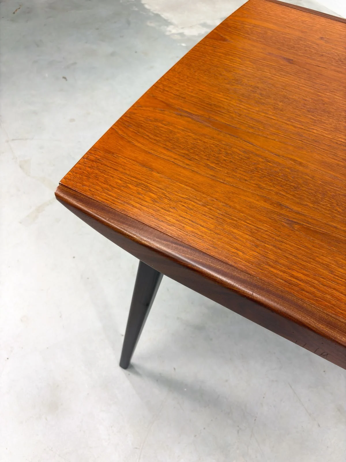 'Milaan' Eettafel van Louis van Teeffelen (10).jpeg