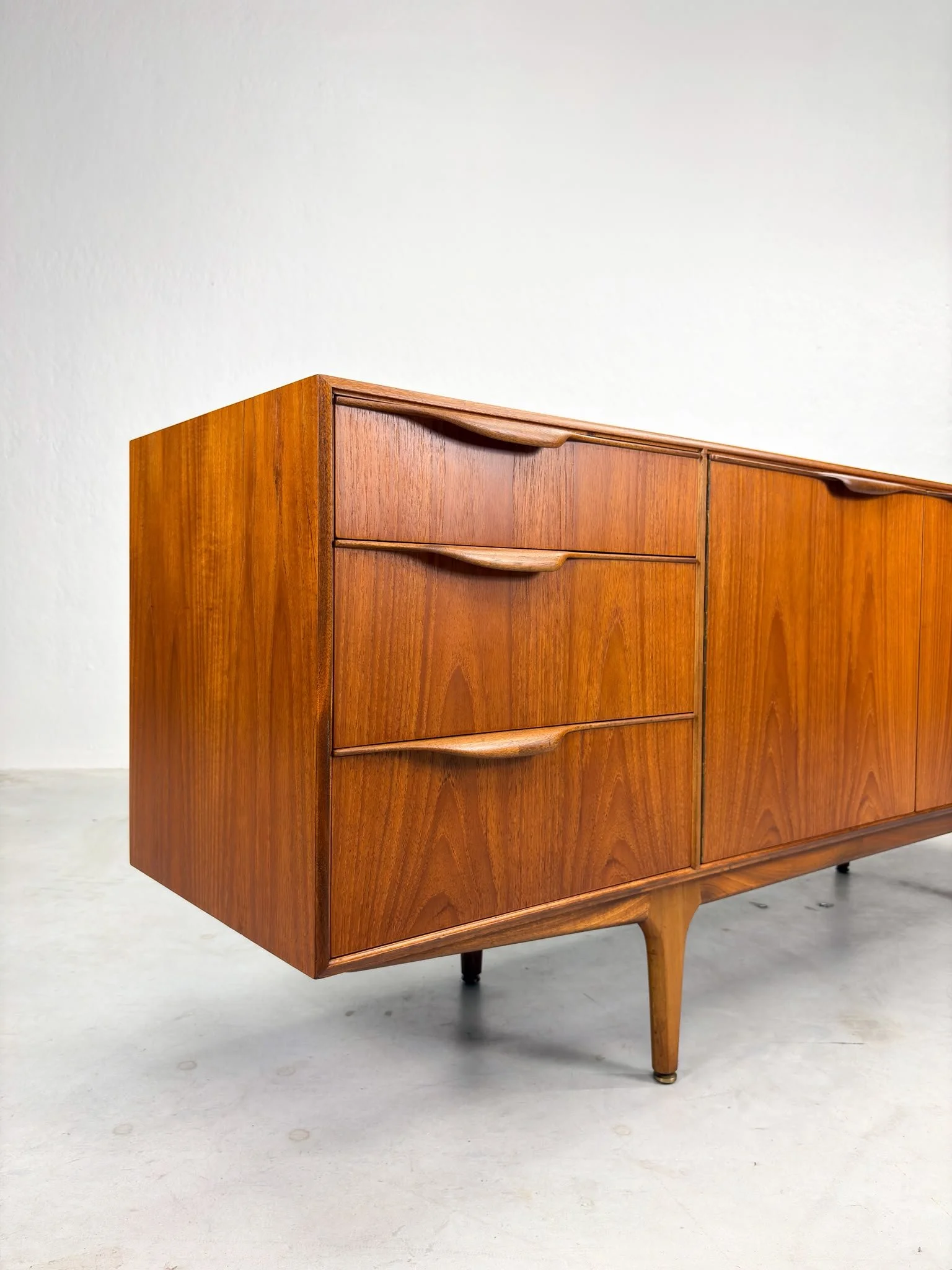 'Dunvegan' Sideboard van Tom Robertson voor McIntosh (14).jpeg