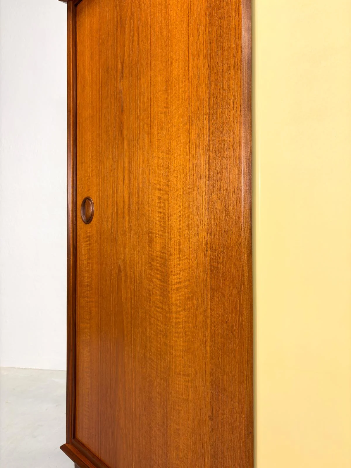 Kledingkast van Louis van Teeffelen voor Wébé (18).jpeg