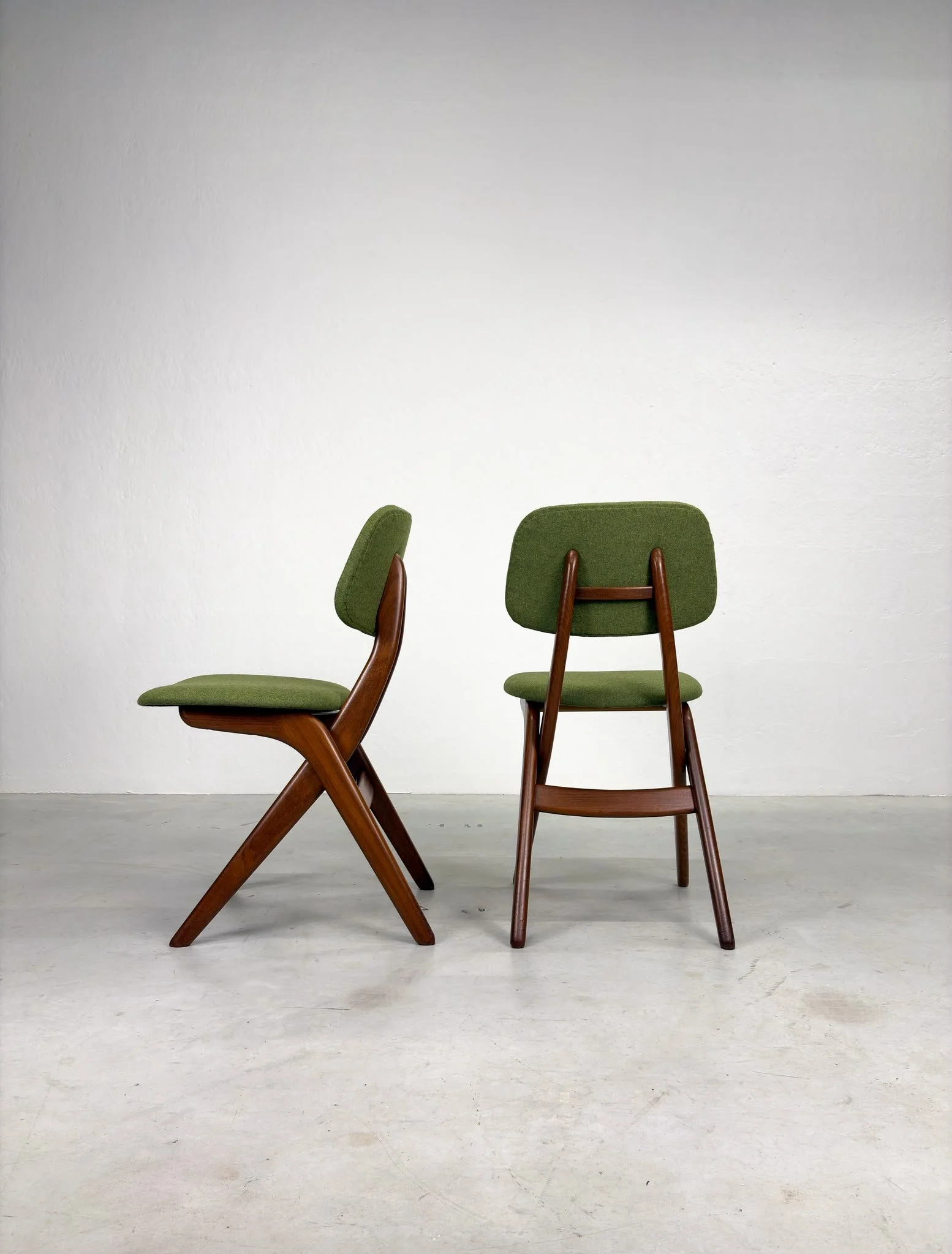 Set 'Scissor' Eetkamerstoelen van Louis van Teeffelen (16).jpeg