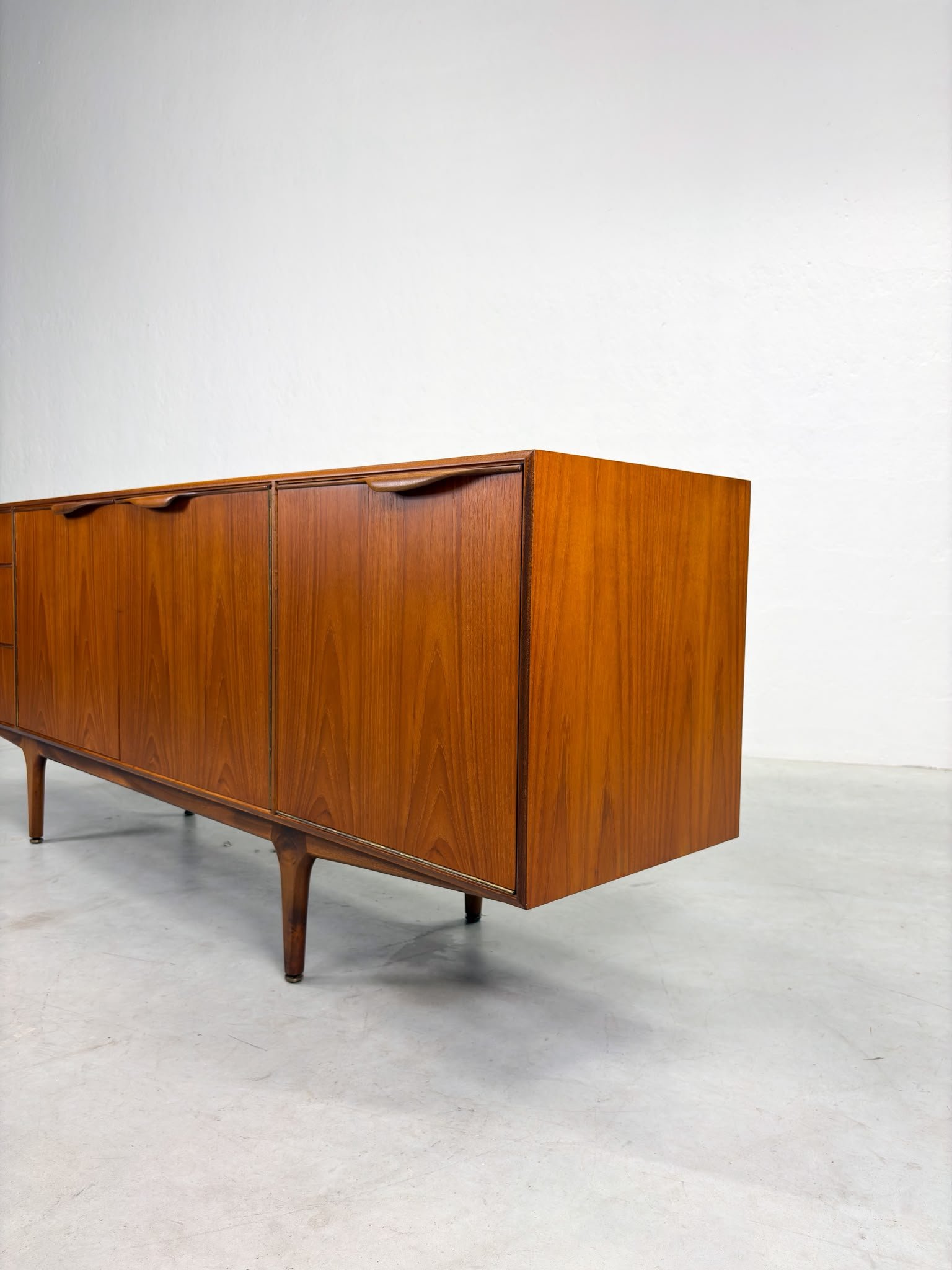 'Dunvegan' Sideboard van Tom Robertson voor McIntosh (2).jpeg