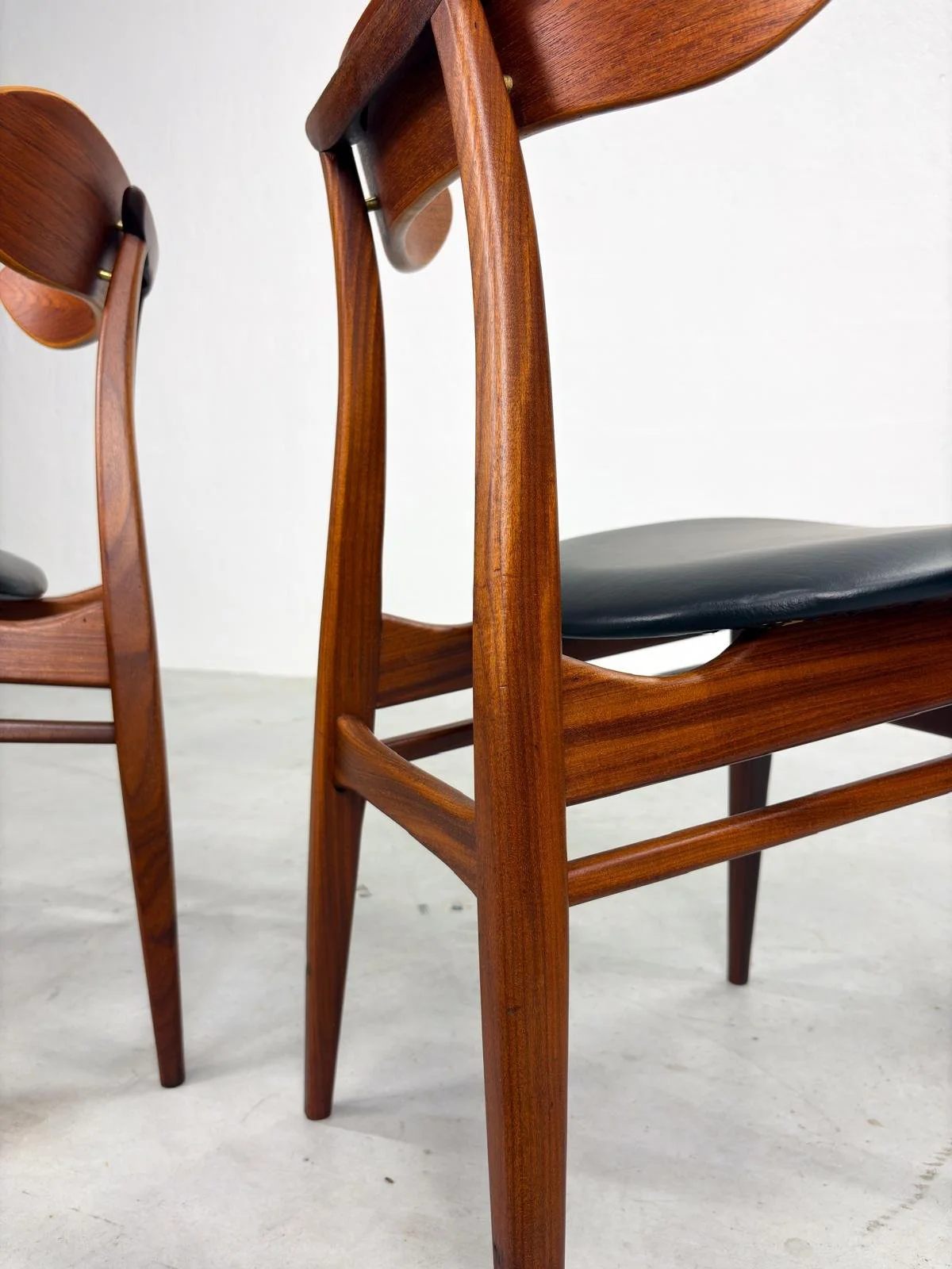 Set 'Kastrup' Eetkamerstoelen van Louis van Teeffelen (10).jpeg