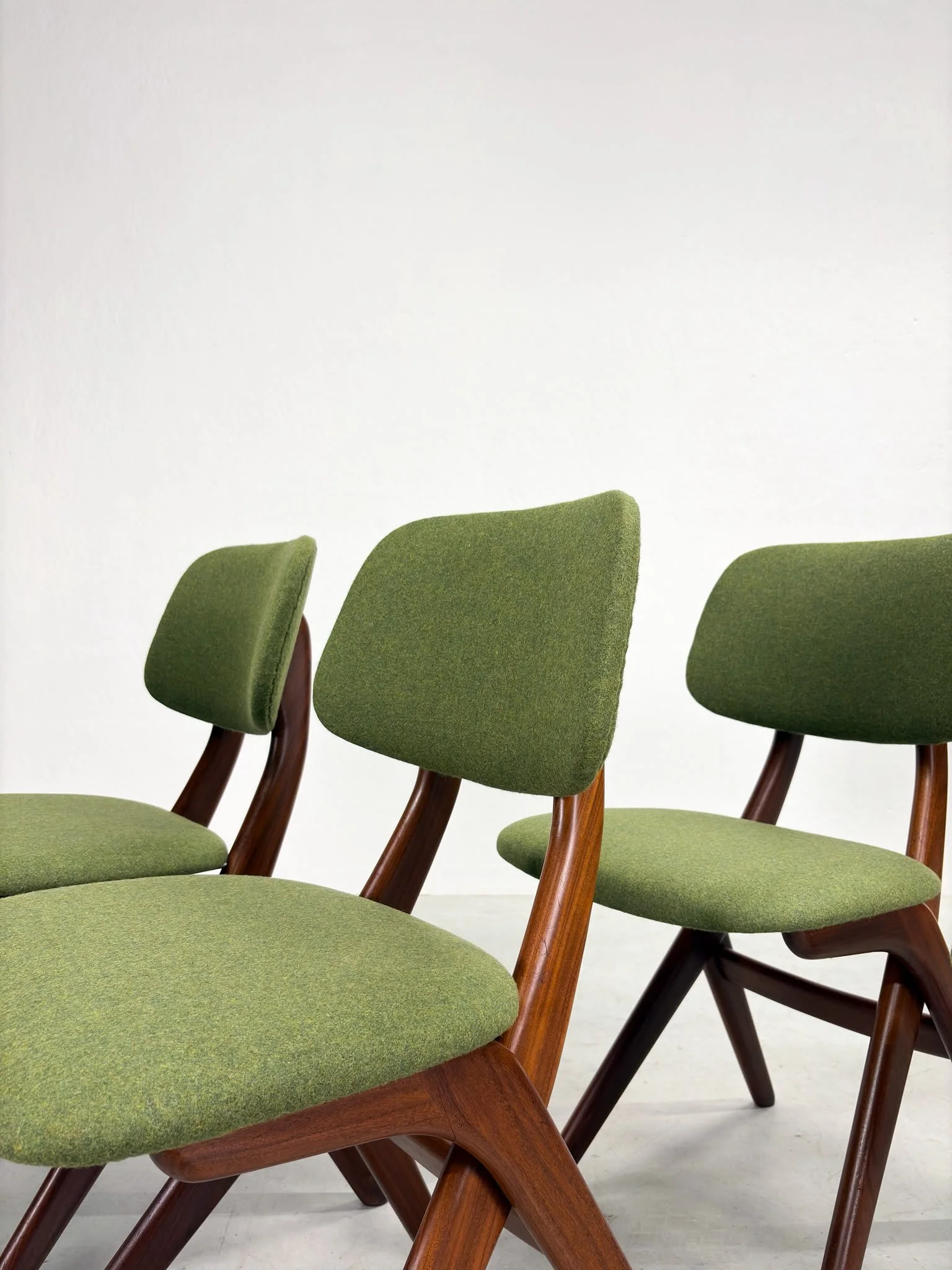 Set 'Scissor' Eetkamerstoelen van Louis van Teeffelen (2).jpeg