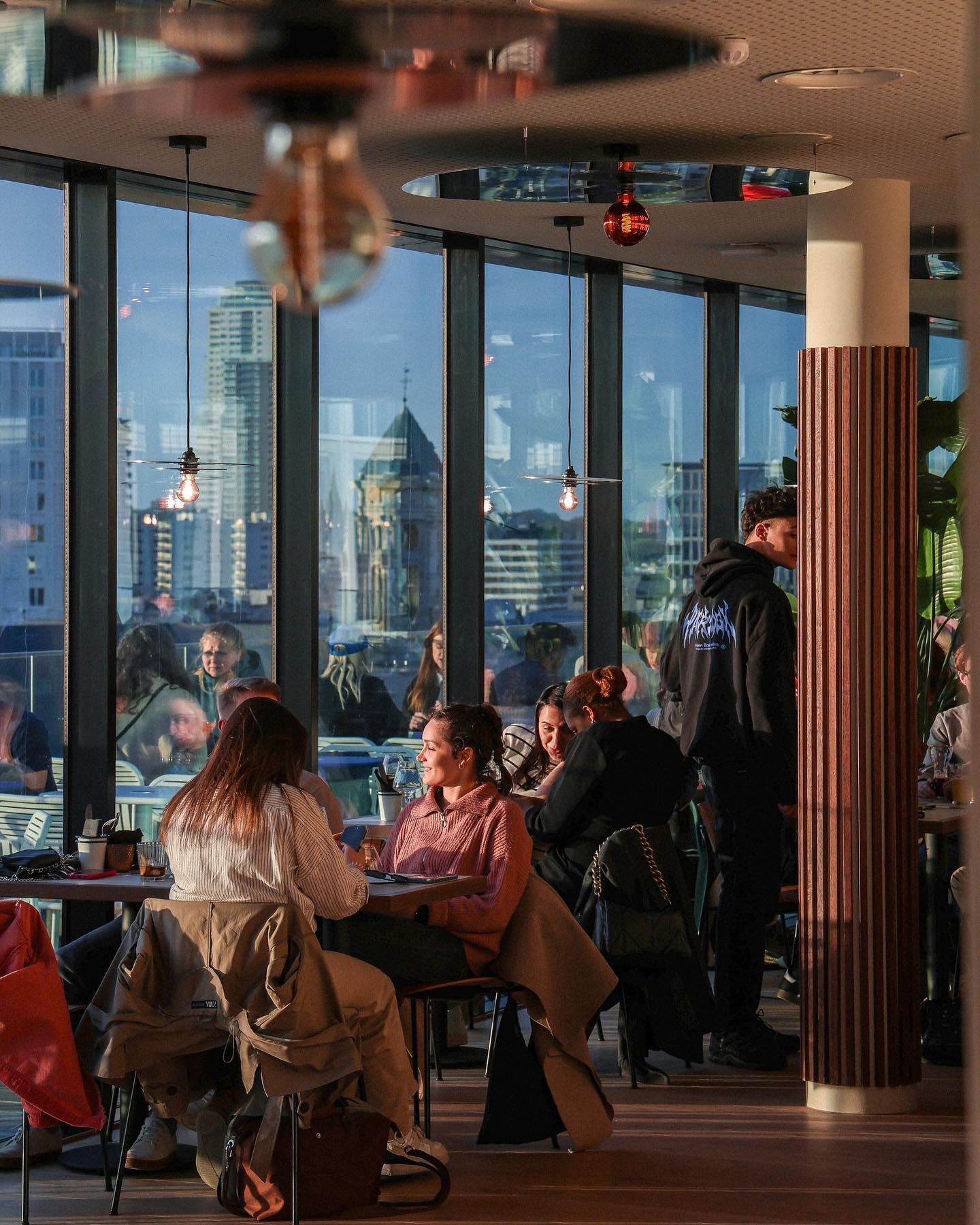 Can't make up its mind, Brussels weather? 🌧️☀️ No worries - Rooftop 58's got you covered! Rain or shine, come sip with us in our panoramic indoor bar. 

Our 8th floor is open from Wednesday to Saturday, from 6PM to 1AM!

Practical information,

8TH 