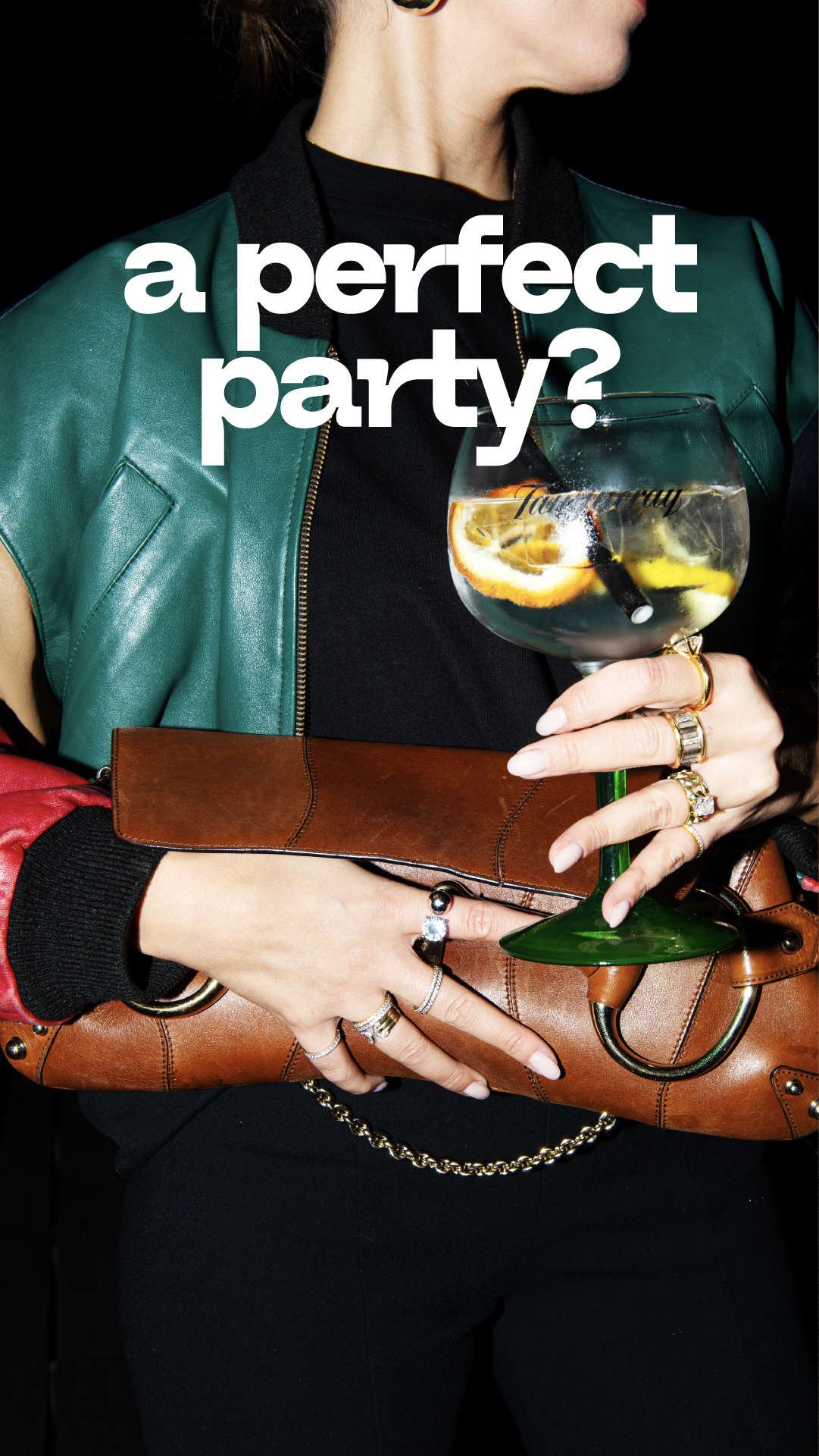 Une femme portant une veste en cuir verte, tenant une coupe de cocktail avec des décorations d'agrumes et une cigarette, avec plusieurs bagues et un porte-documents en cuir.