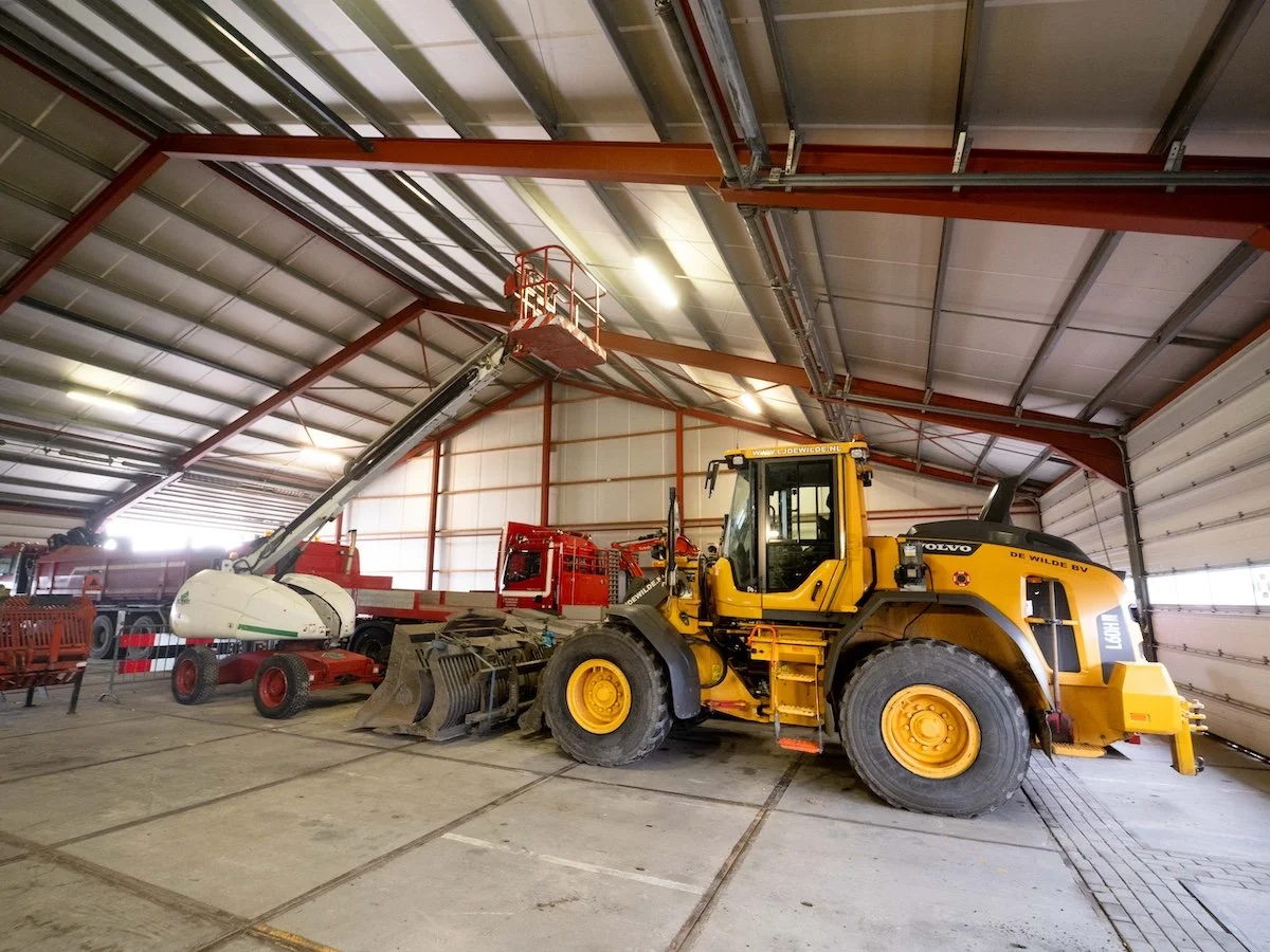 Machines in de loods van De Wilde met het verstevigde dak