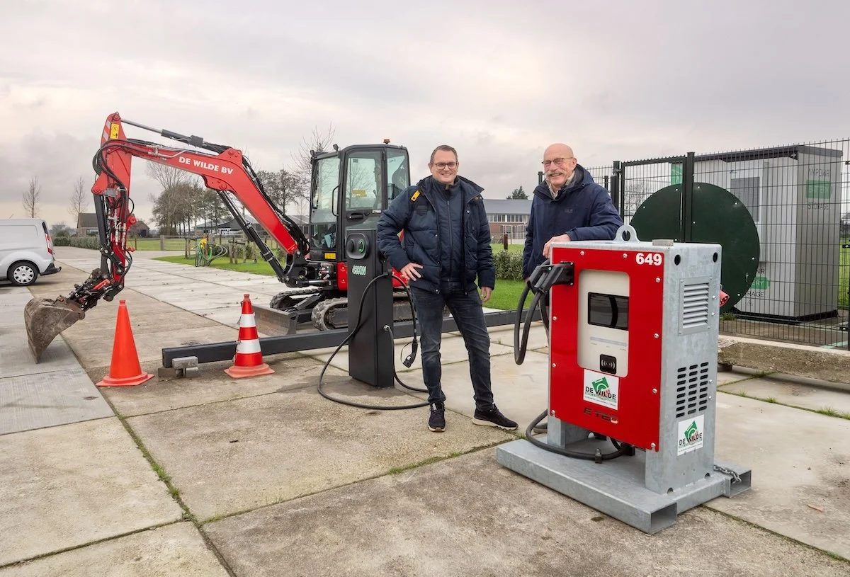 Allard de Wilde en Cor Reeuwijk bij de laadpalen en opslag van De Wilde.