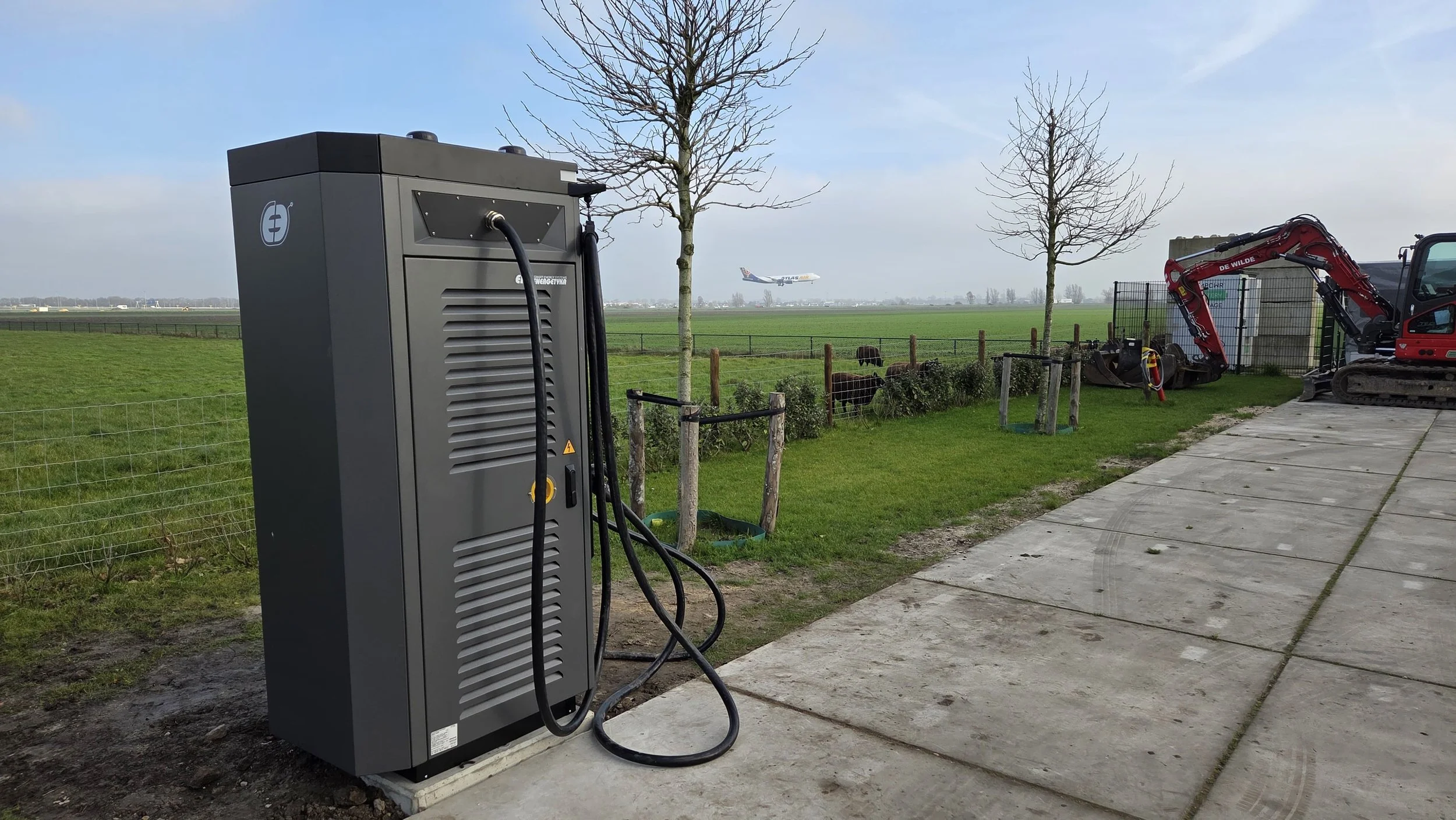 De nieuwe snellader op een zonnige winterdag