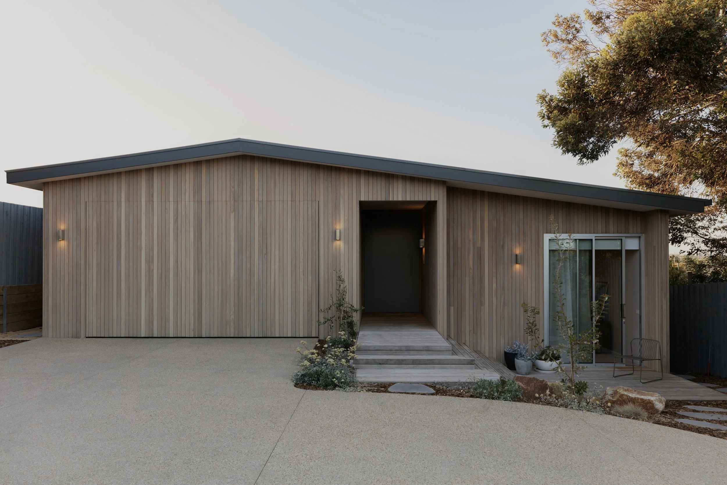Natural timber facade on bush modern costal architectural home. Build by Rawlinson, architecture by Pleaser Perkins. 