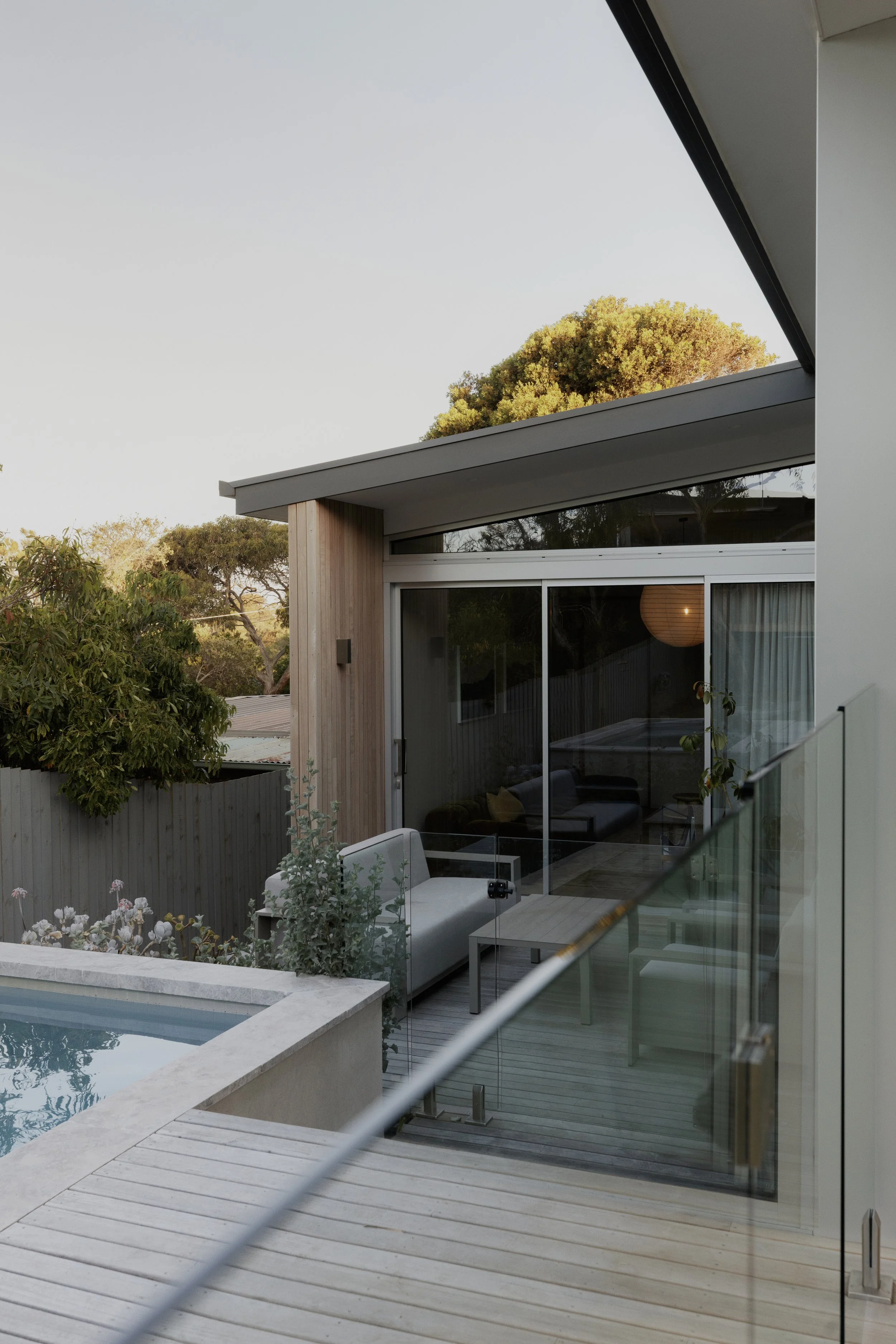 Build by Rawlinson, architecture by Pleaser Perkins. Pool deck area bush modern coastal home