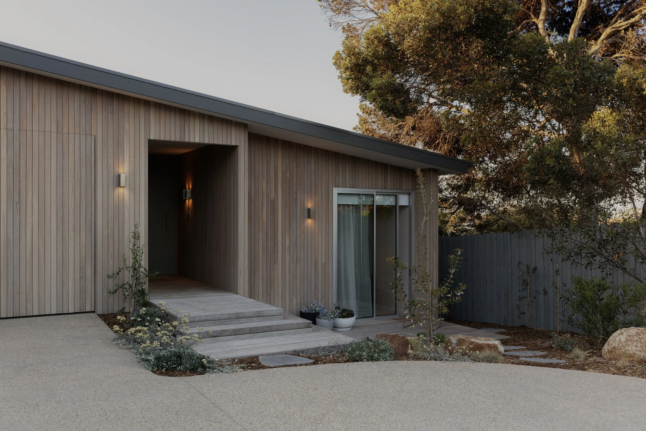Natural timber facade on bush modern costal architectural home. Build by Rawlinson, architecture by Pleaser Perkins.